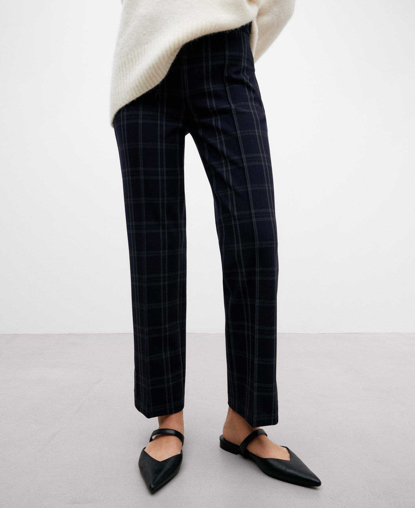Checkered print slim fit trousers women image number 0