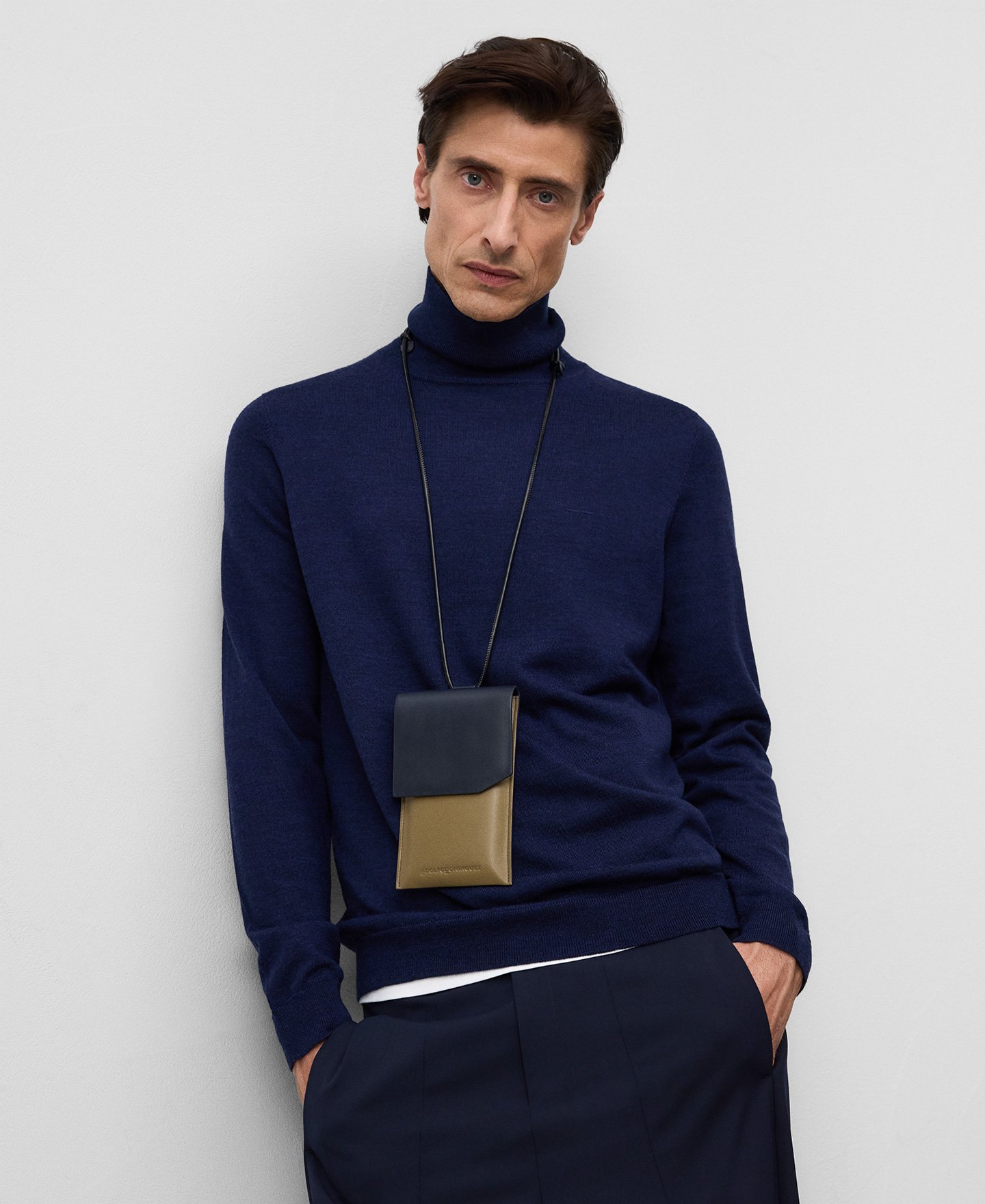 Two-tone leather mobile phone holder man image number 3