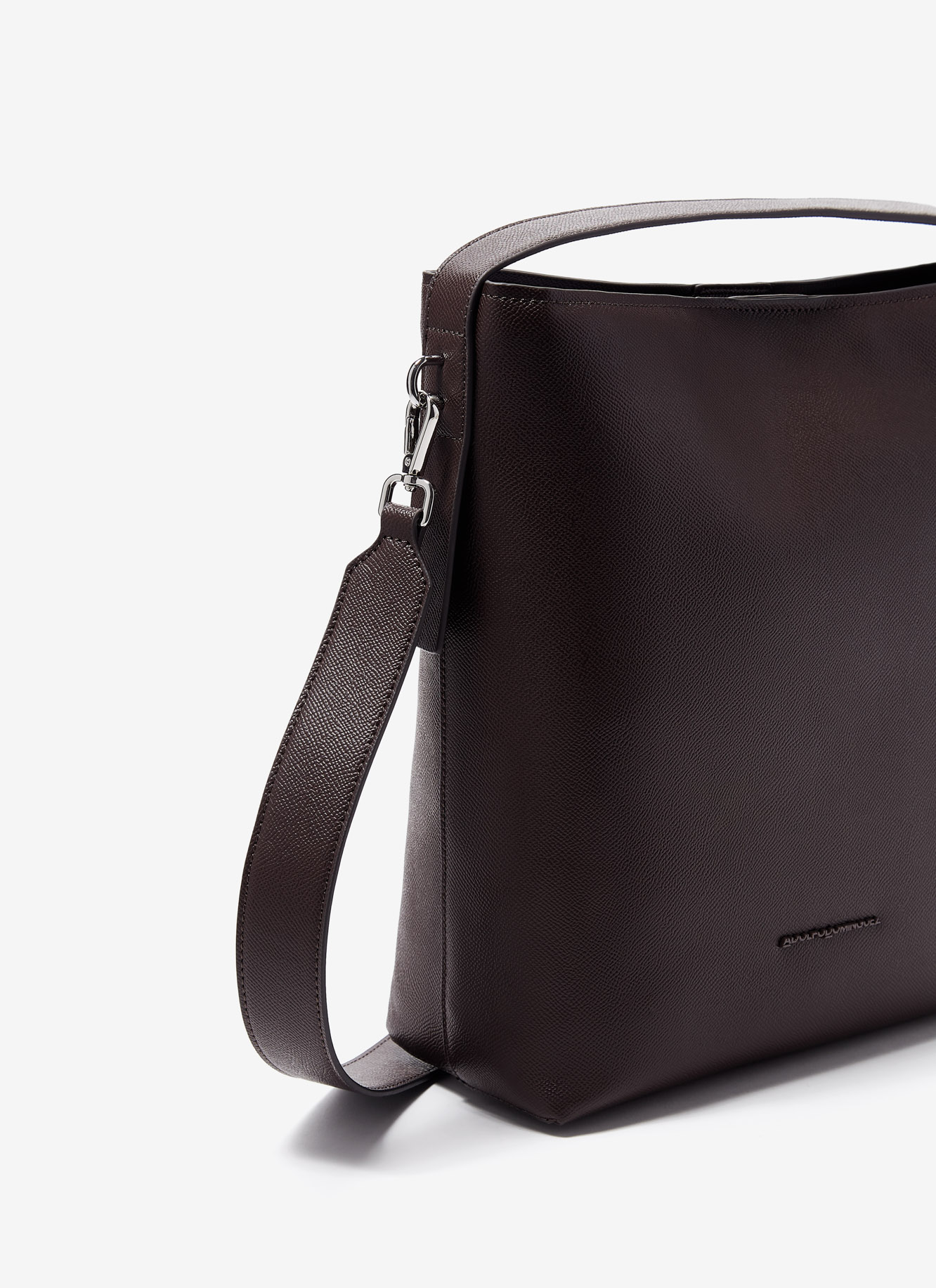 Bolso cubo en efecto saffiano image number 1