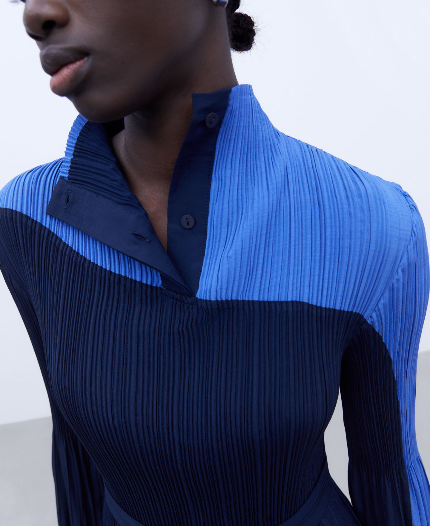 Bicolor crinkle dress image number 3