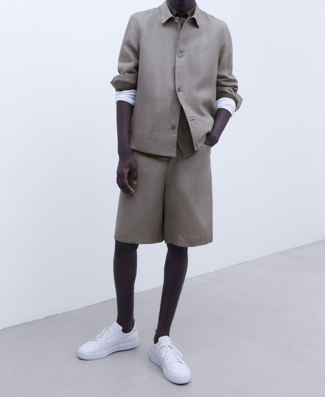 100% linen Bermuda shorts image number 1