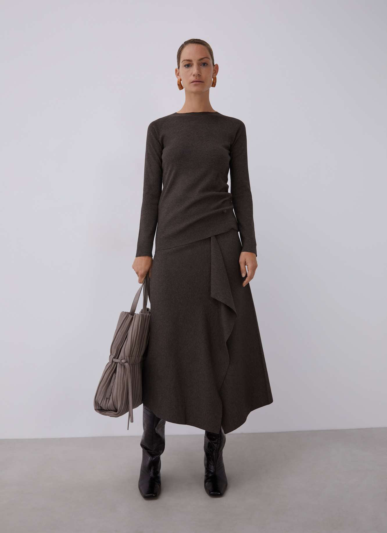 Thick stretch-knit skirt with godet image number 5