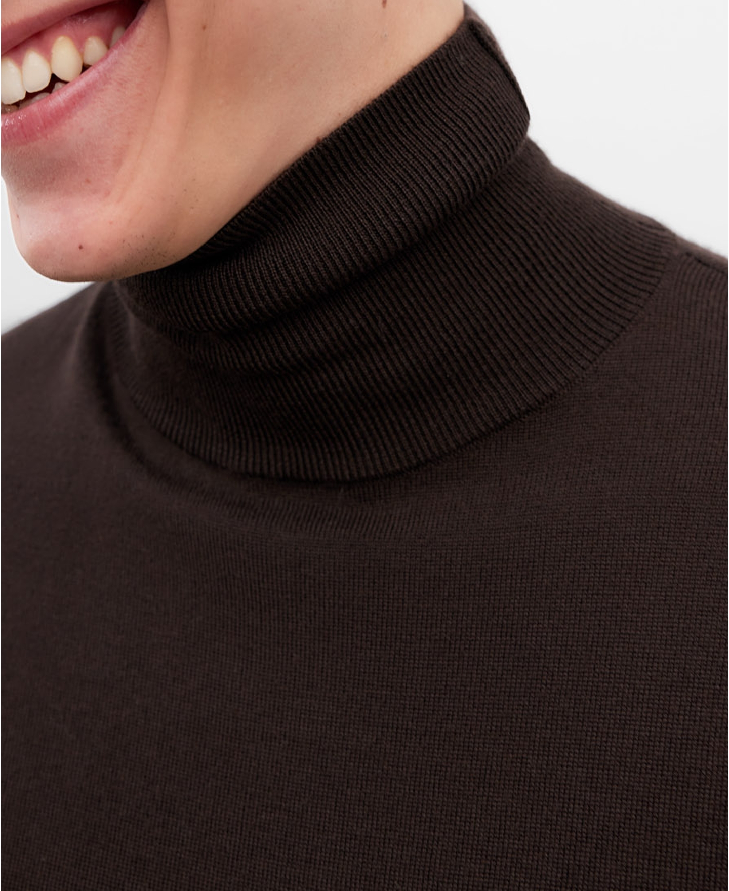 Jersey lana merino cuello alto hombre image number 3