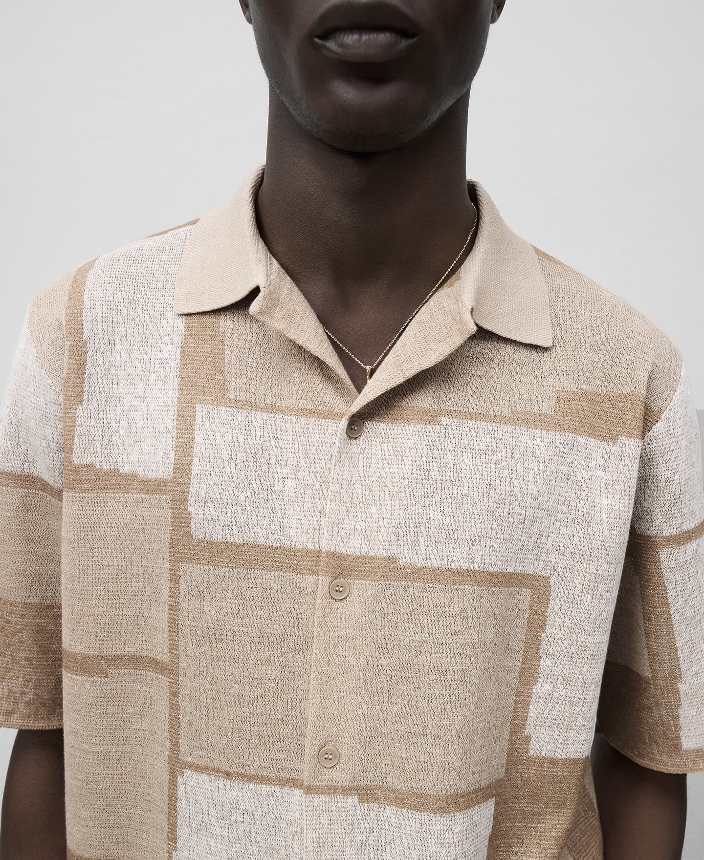 Polo estampado con botones hombre image number 3