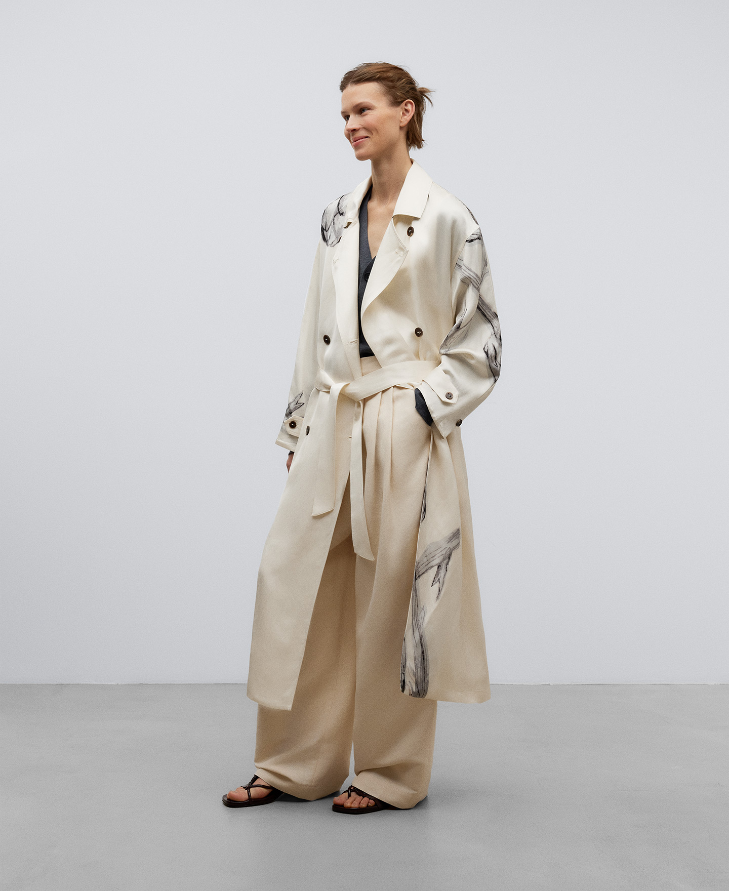 Gabardina estampada flores mujer image number 1