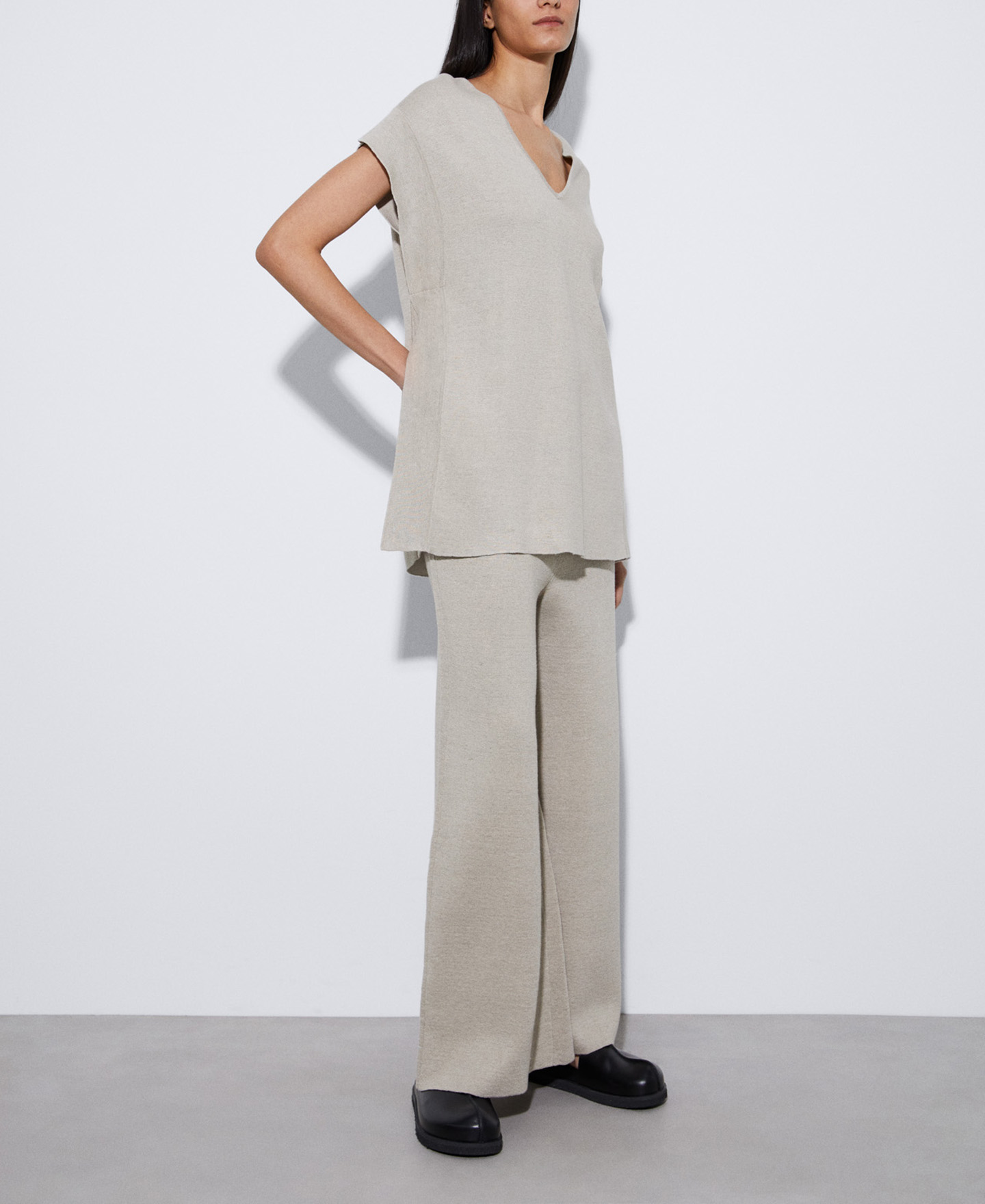 Baggy linen trousers image number 1