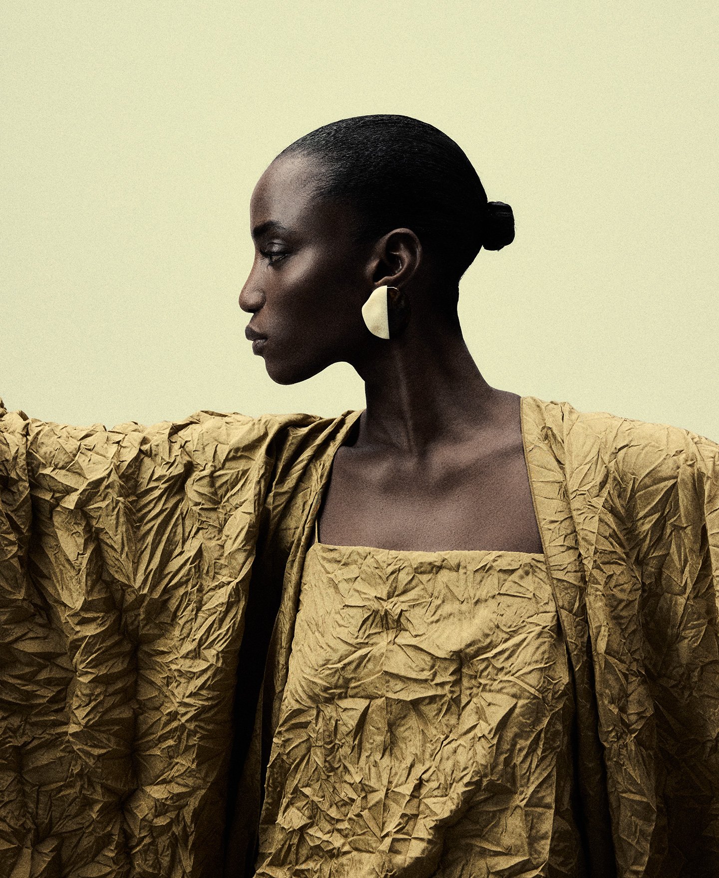 Symmetrical cape woman image number 0