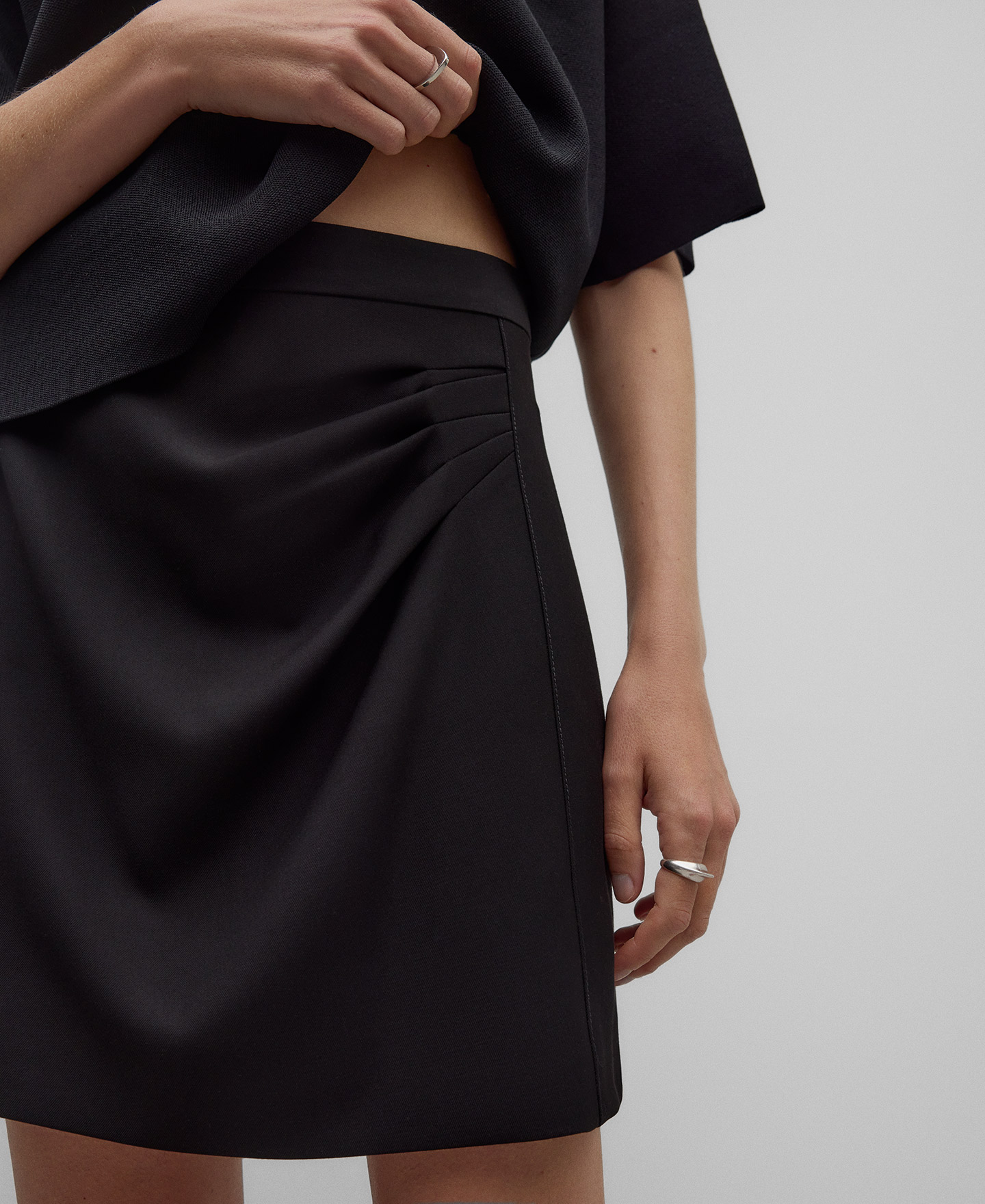 Black ruched miniskirt woman image number 3