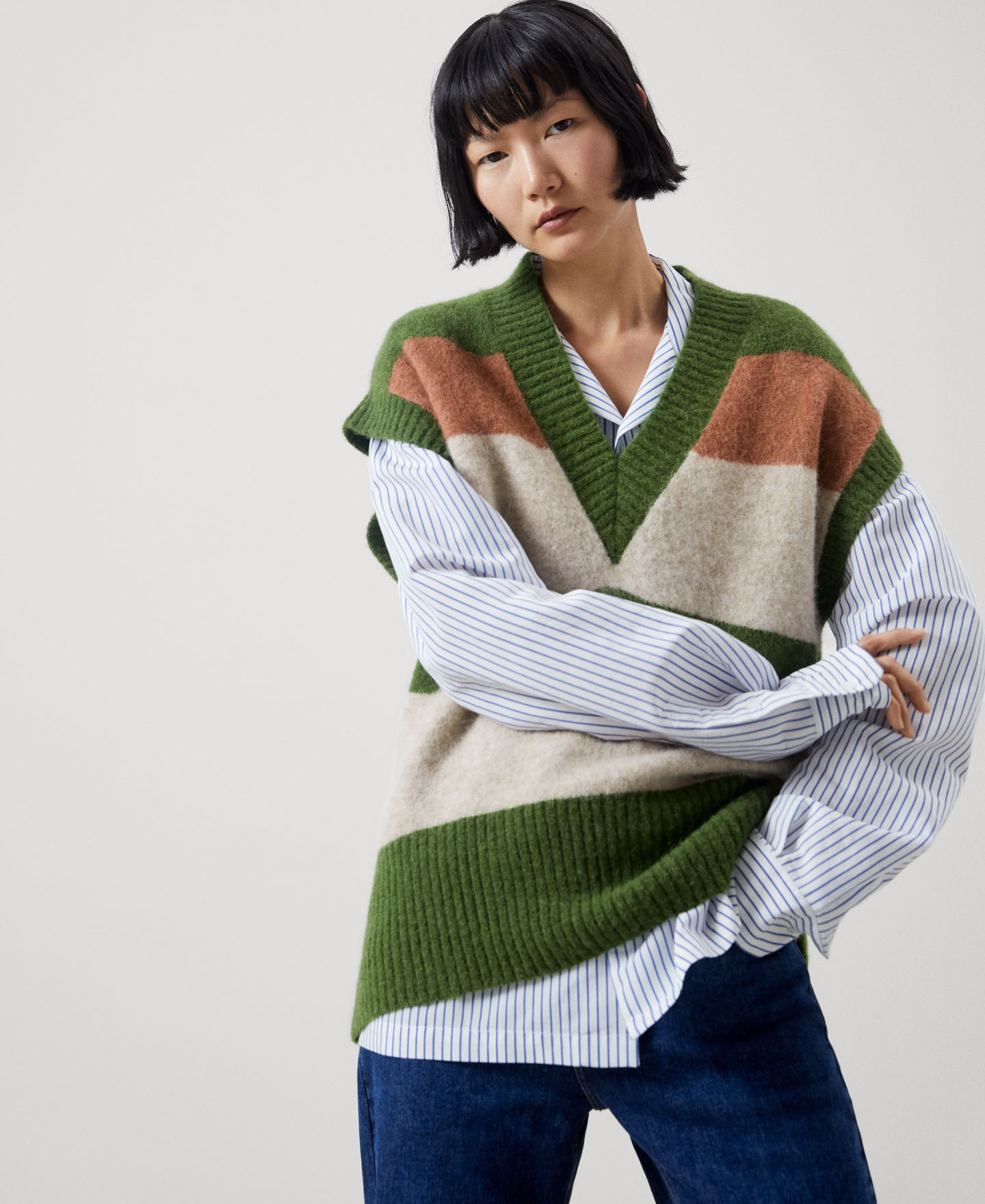 Chaleco escote pico en alpaca y lana image number 0