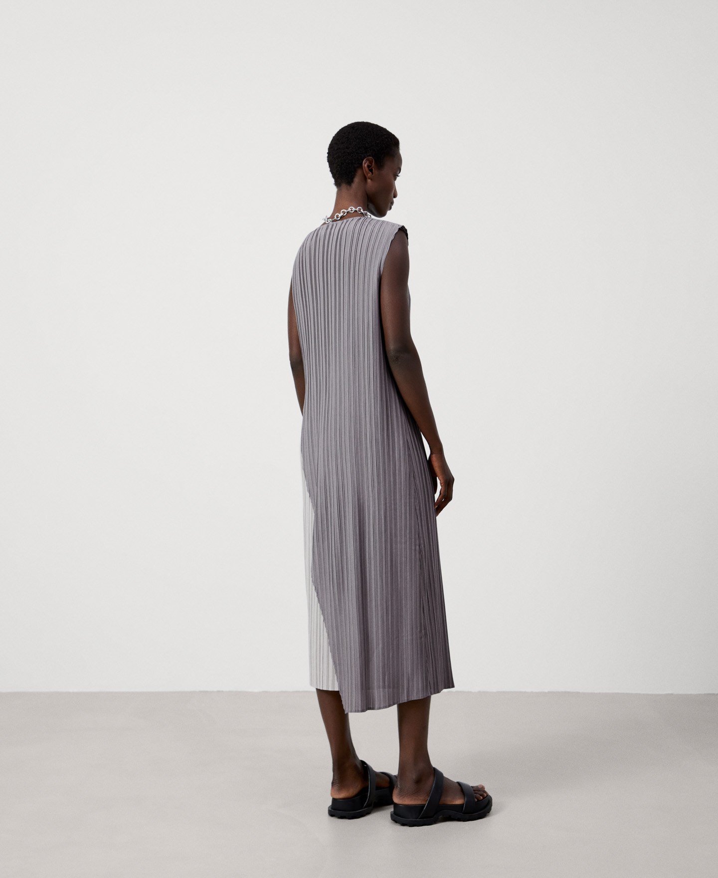 Asymmetrical two-color crinkle dress image number 2