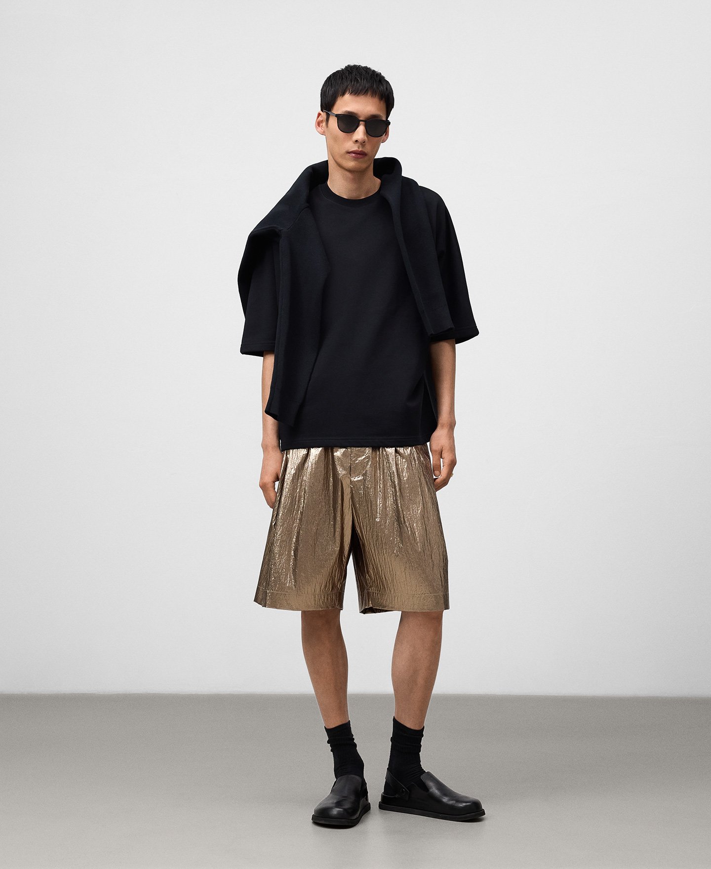Bermuda metalizada relaxed fit hombre image number 1