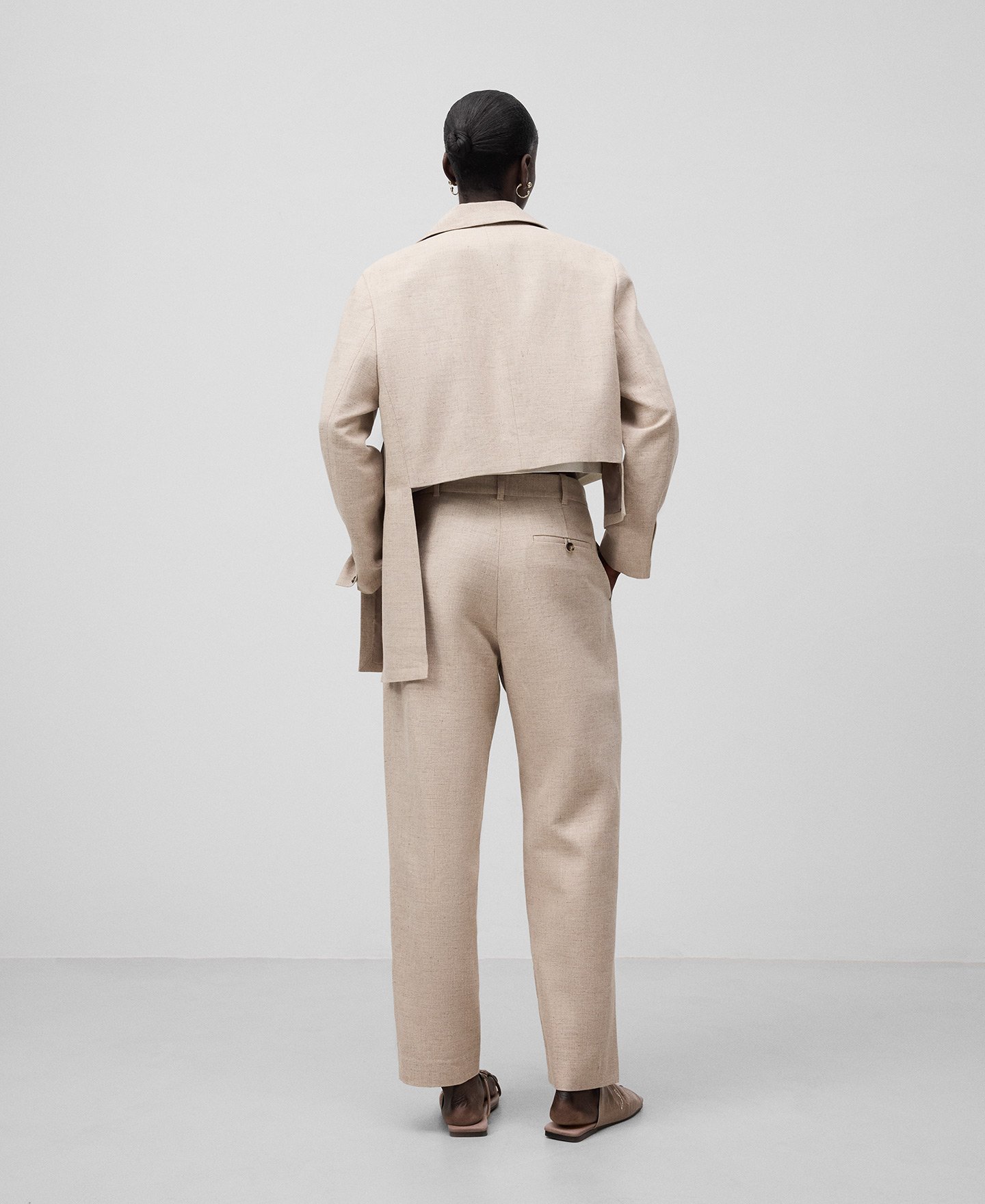 Linen blend barrel fit trousers woman image number 2