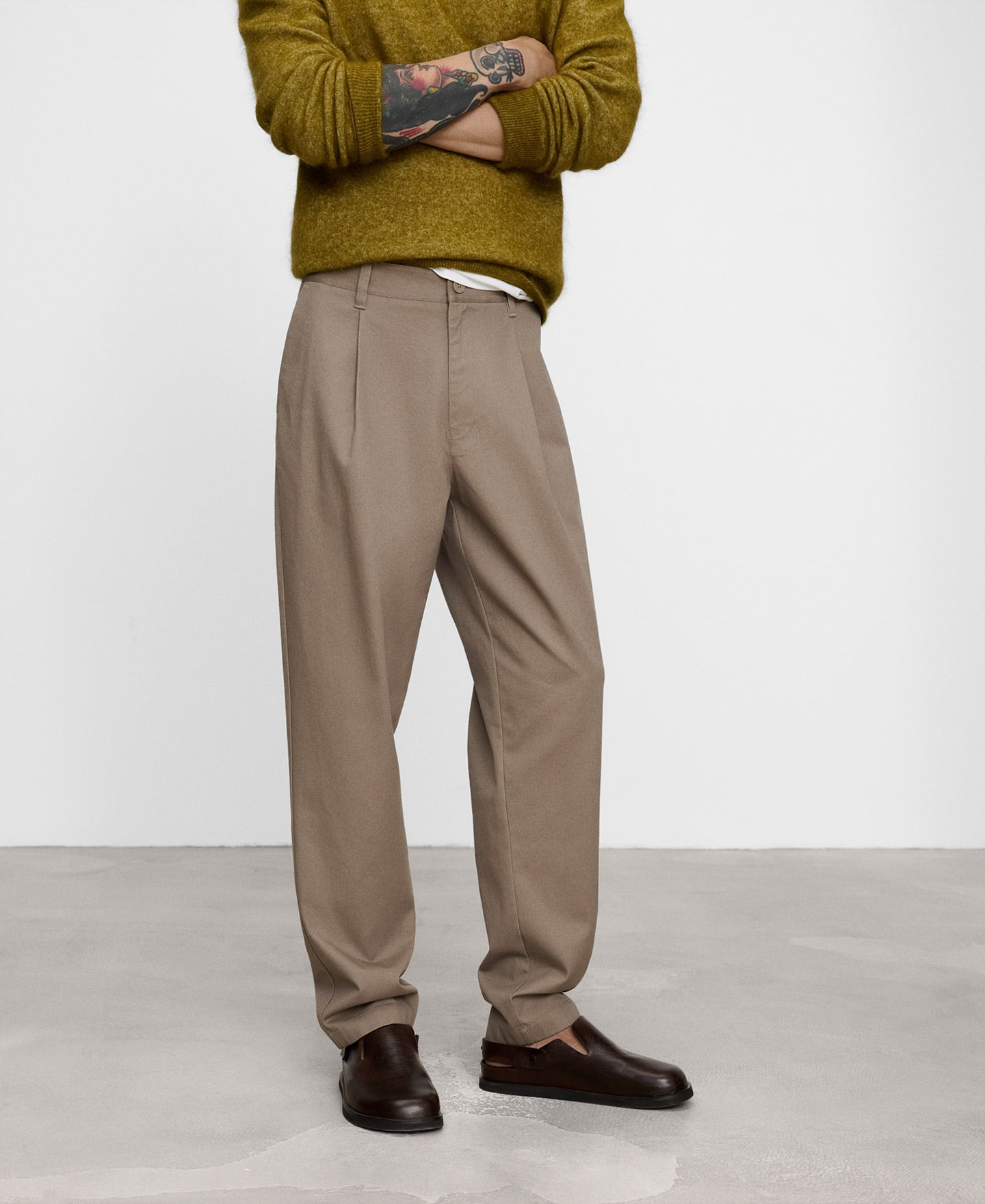 Regular fit pleated chino trousers image number 0