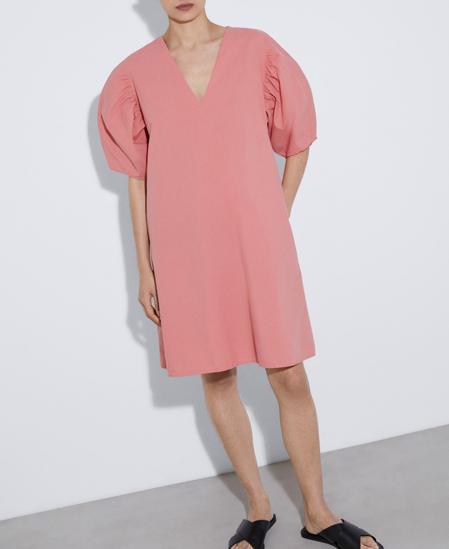 Short dress with puffed sleeves image number 0