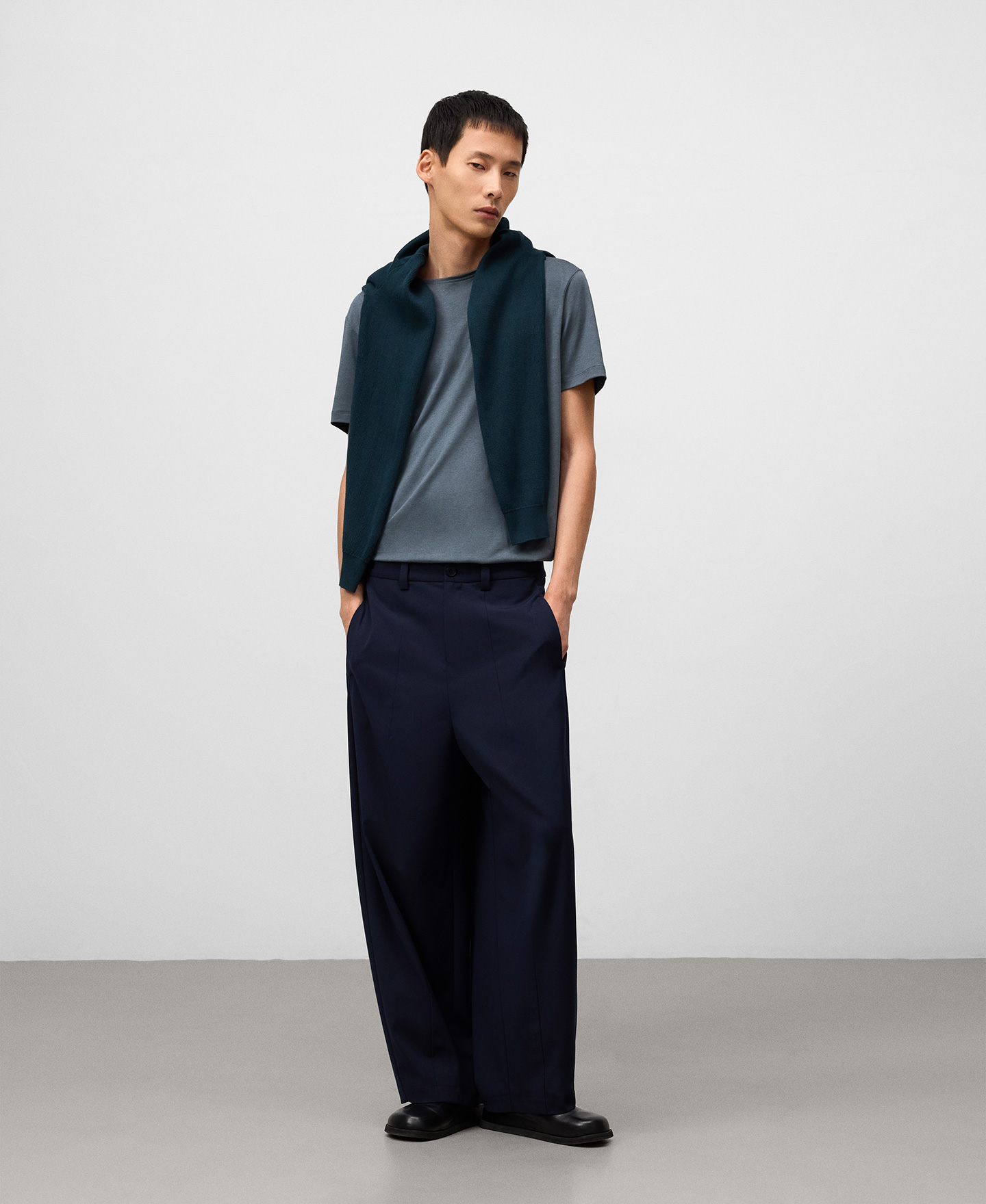 Camisola regular fit de manga curta para homem image number 1
