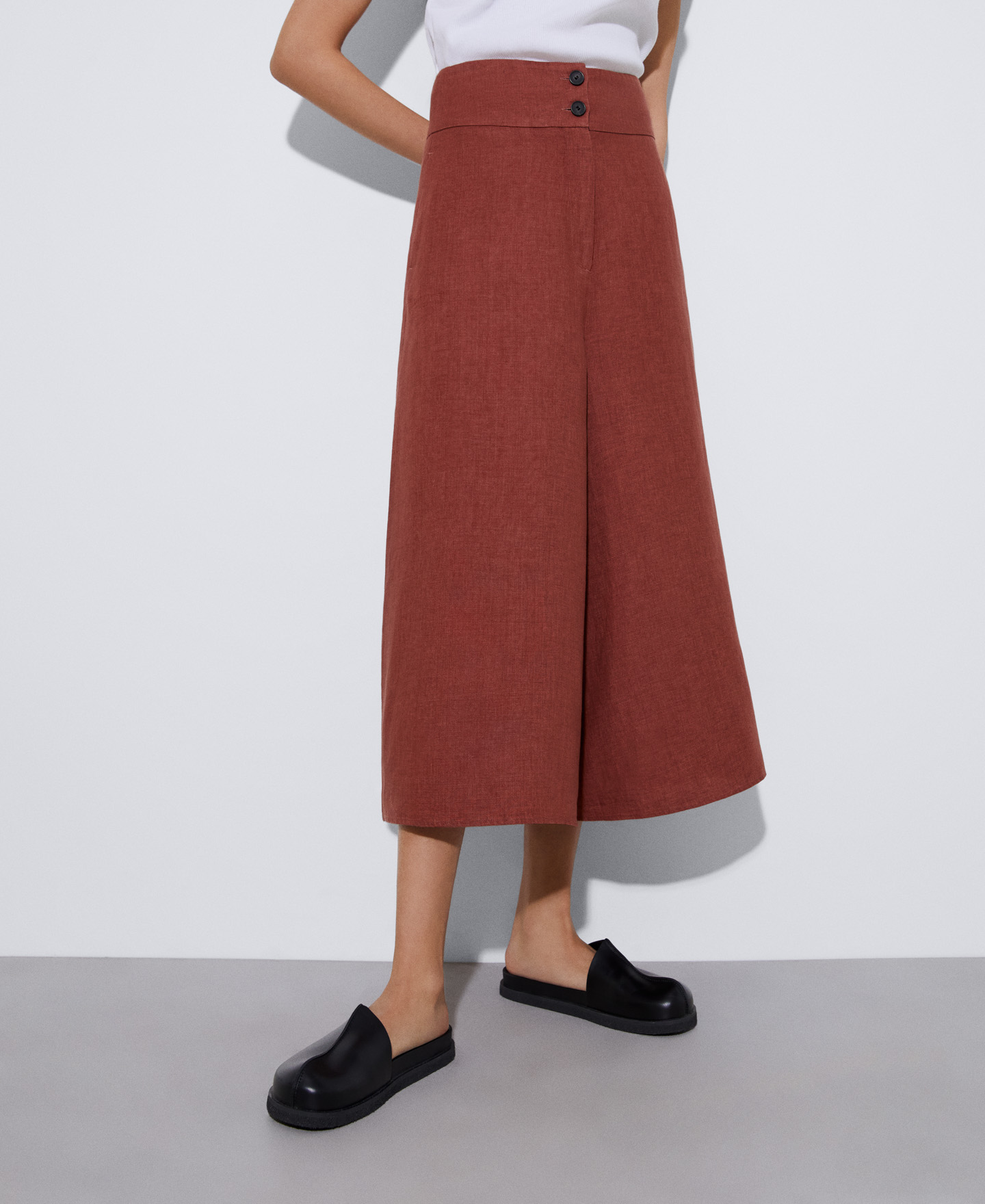Cropped trousers in European linen image number 0
