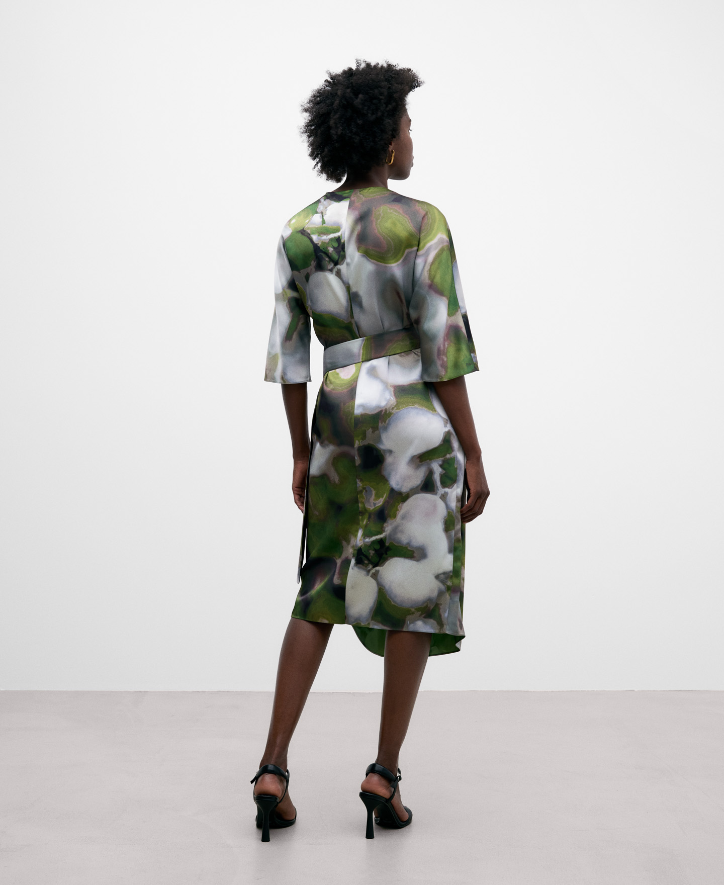 Vestido cruzado estampado image number 2