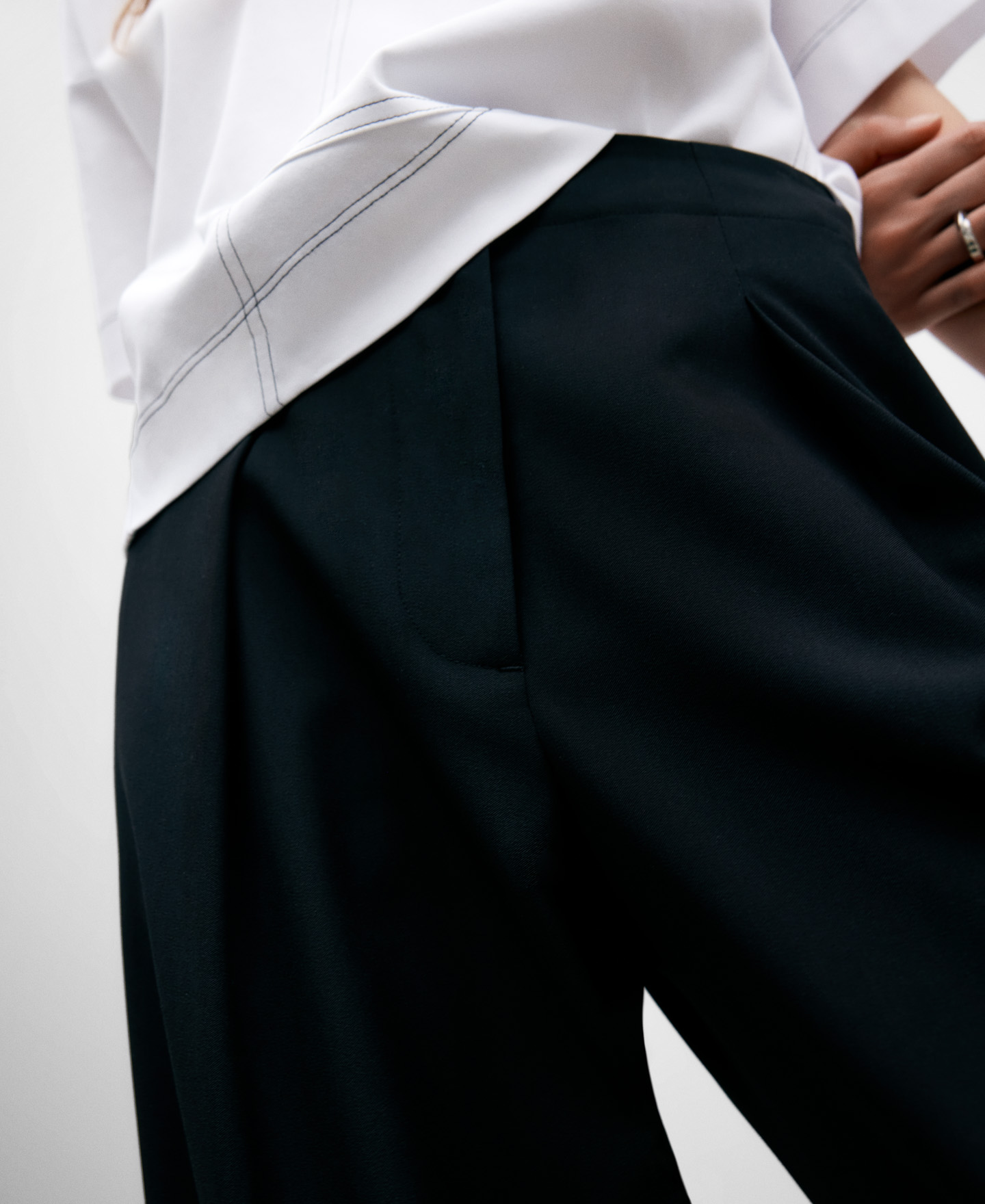 Women's black trousers with darts image number 3