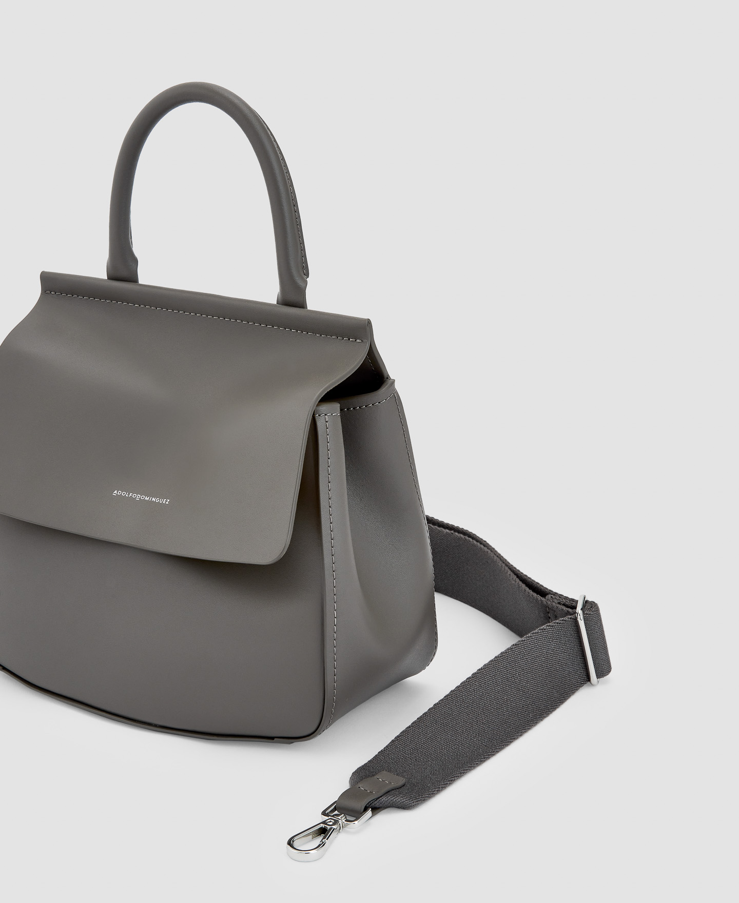 Bolso pequeño en piel responsable image number 2