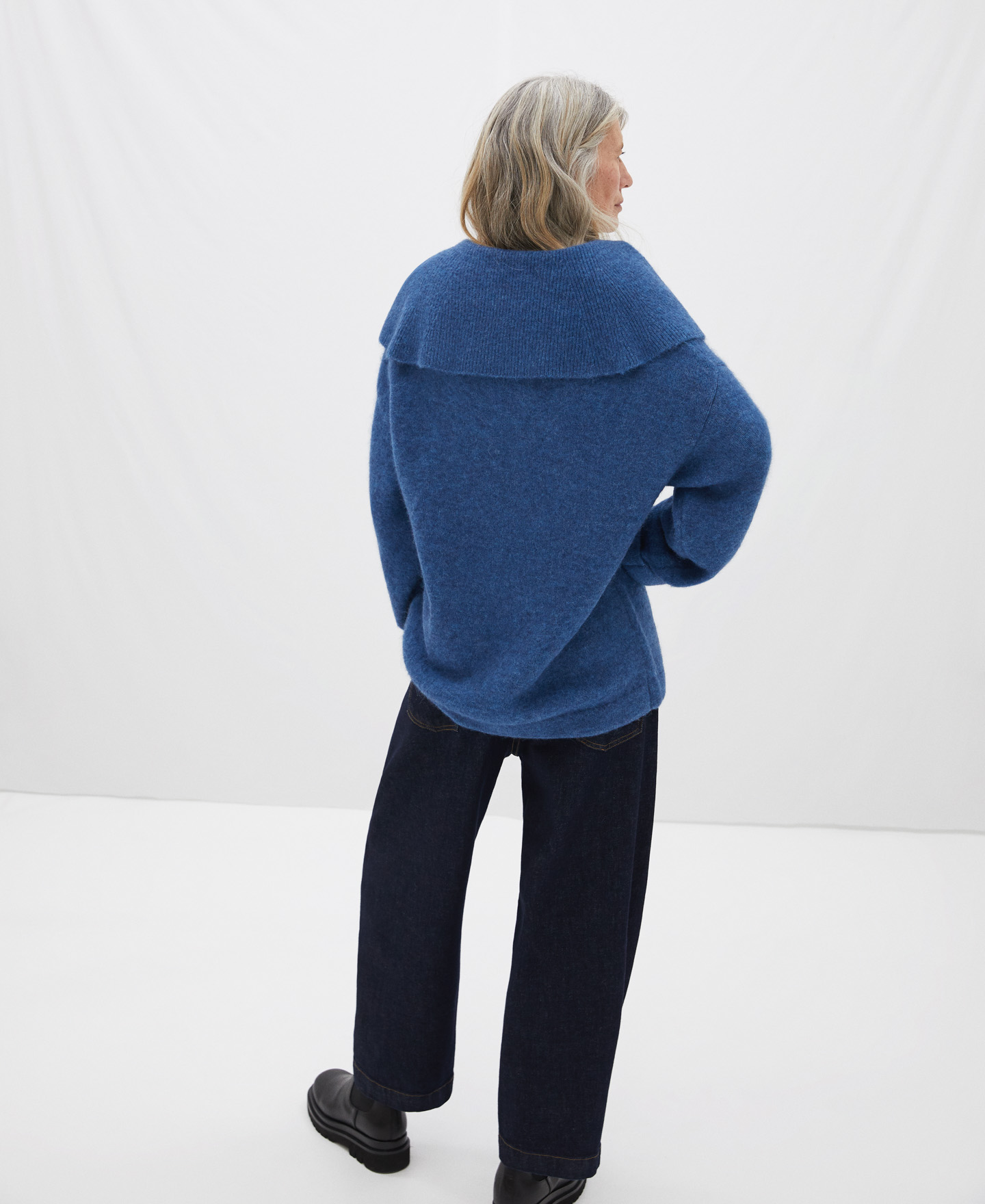 V-neck sweater in alpaca image number 2