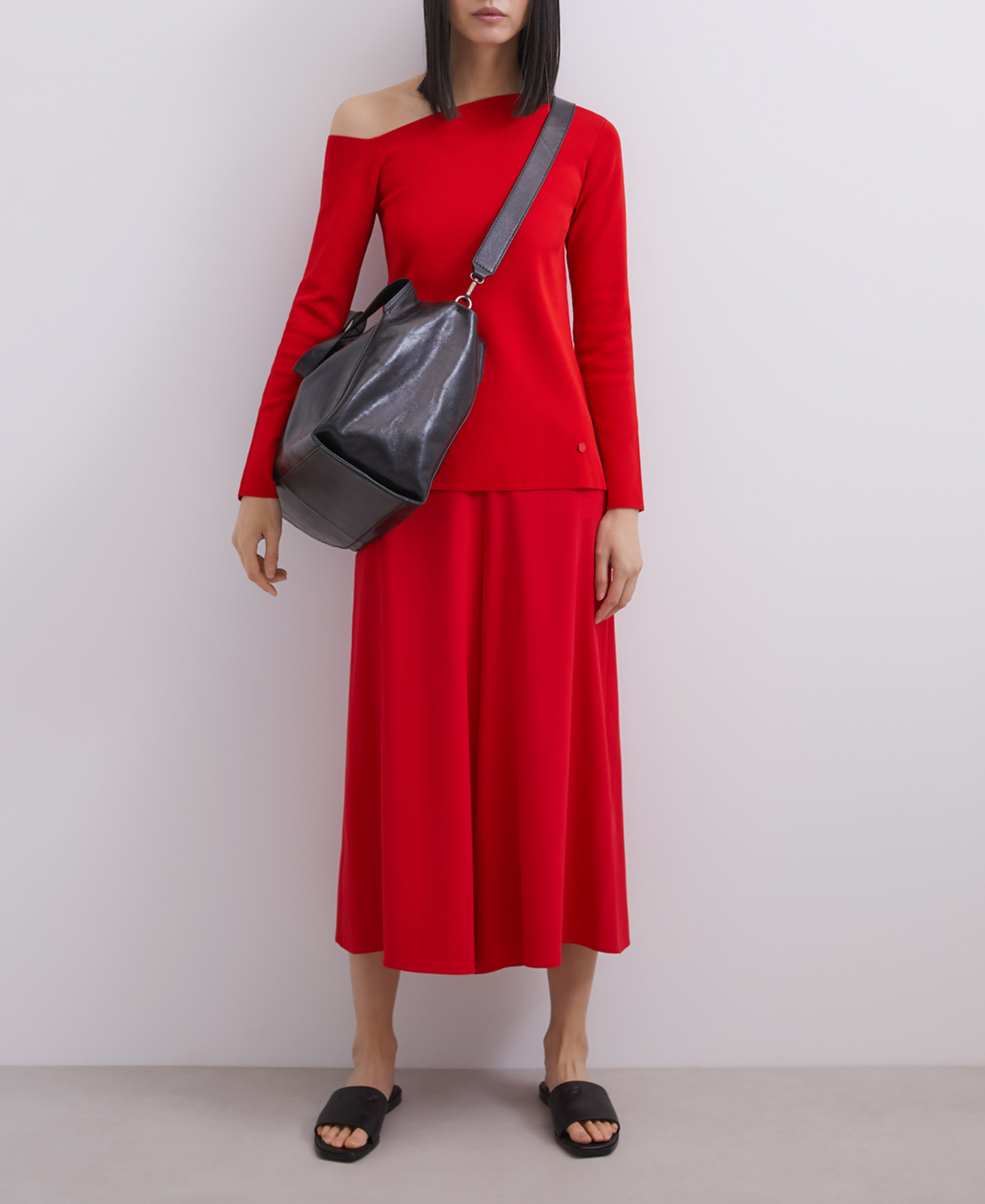 Asymmetric thick-stretch knit sweater image number 3