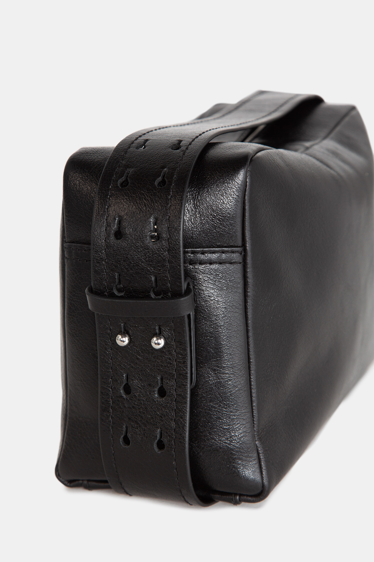 Mittelgroße Tasche aus Riss-Leder image number 1
