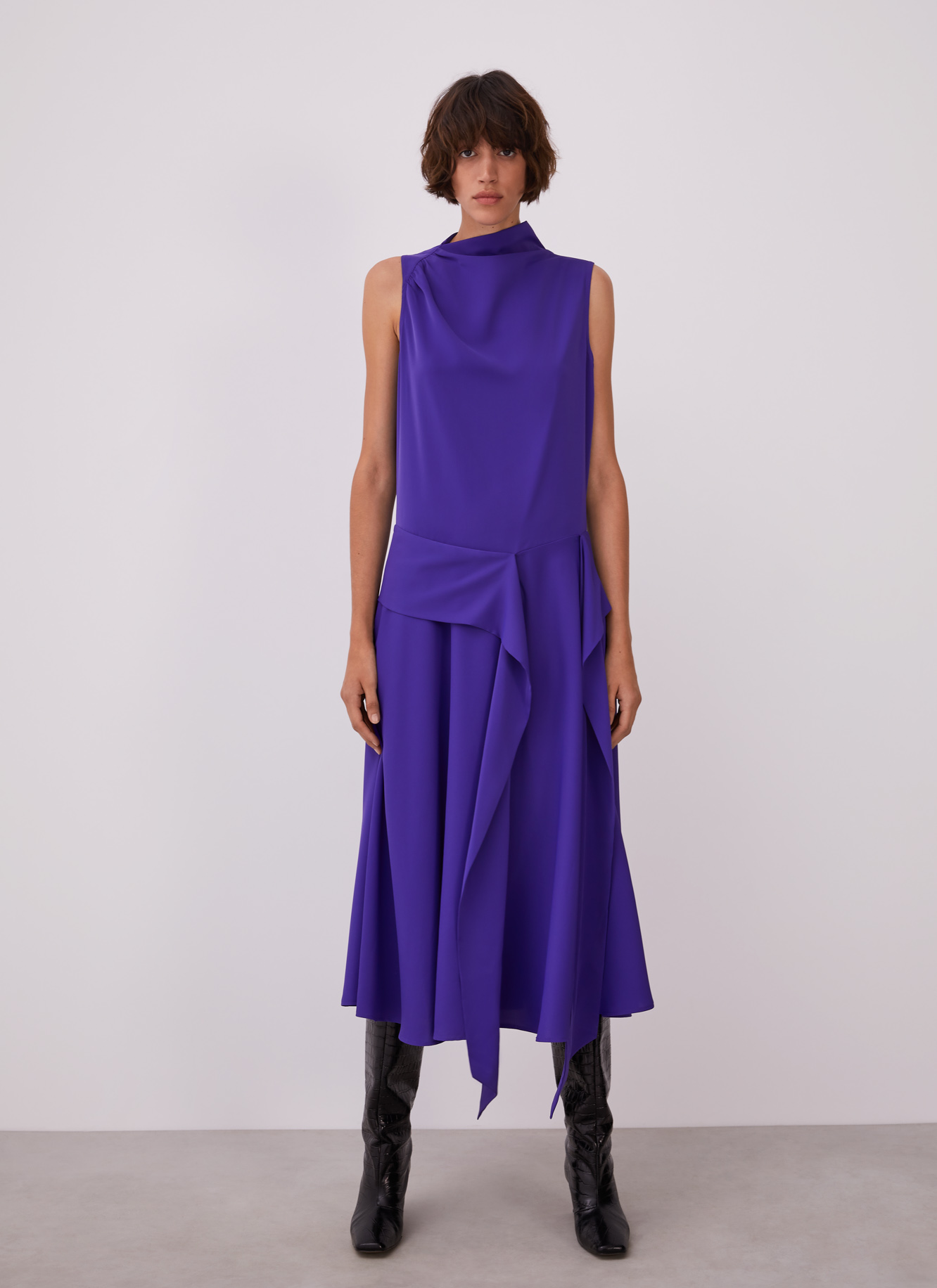 Dress with asymmetric neckline image number 3