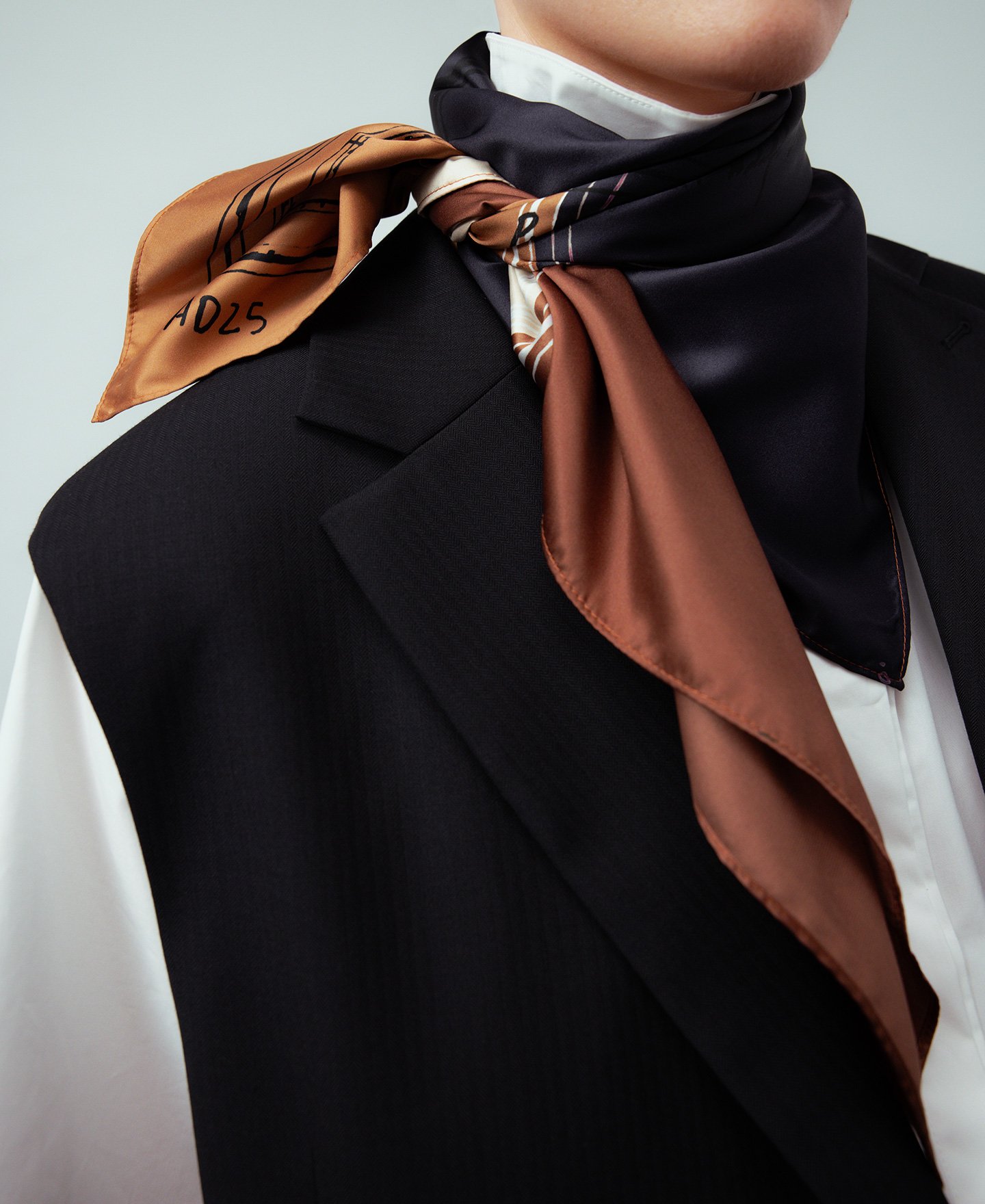 Map-printed square scarf woman image number 4