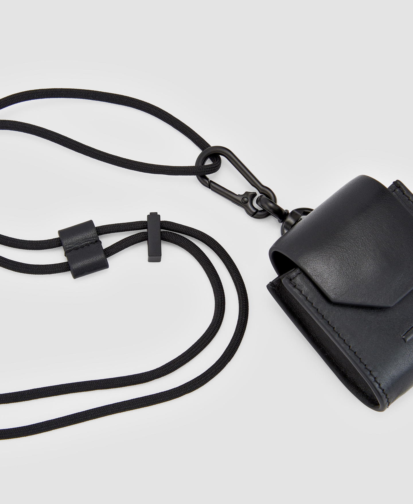 Responsible leather Airpods case image number 2