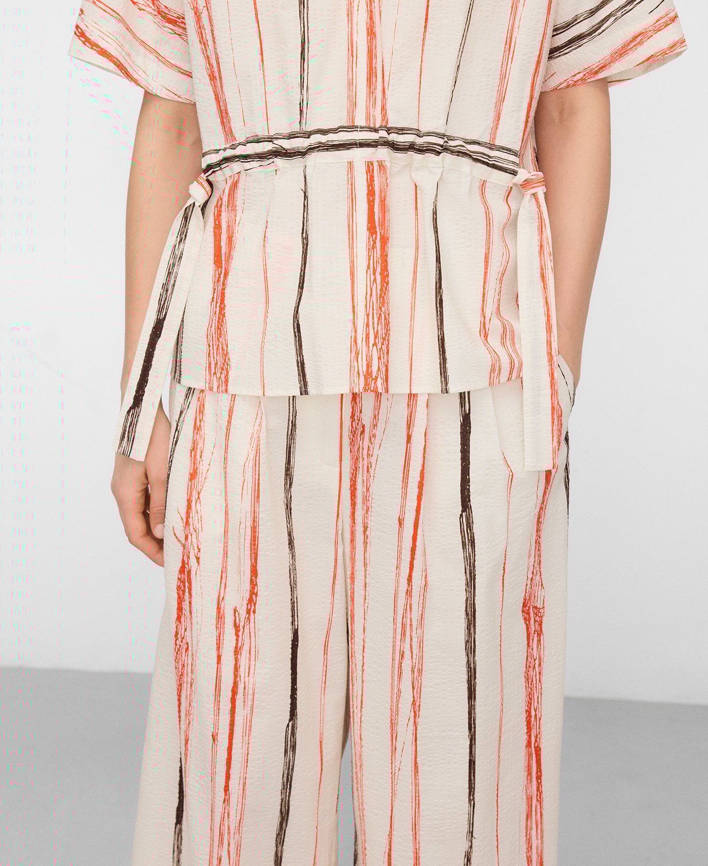 Top com riscas irregulares em seersucker image number 3