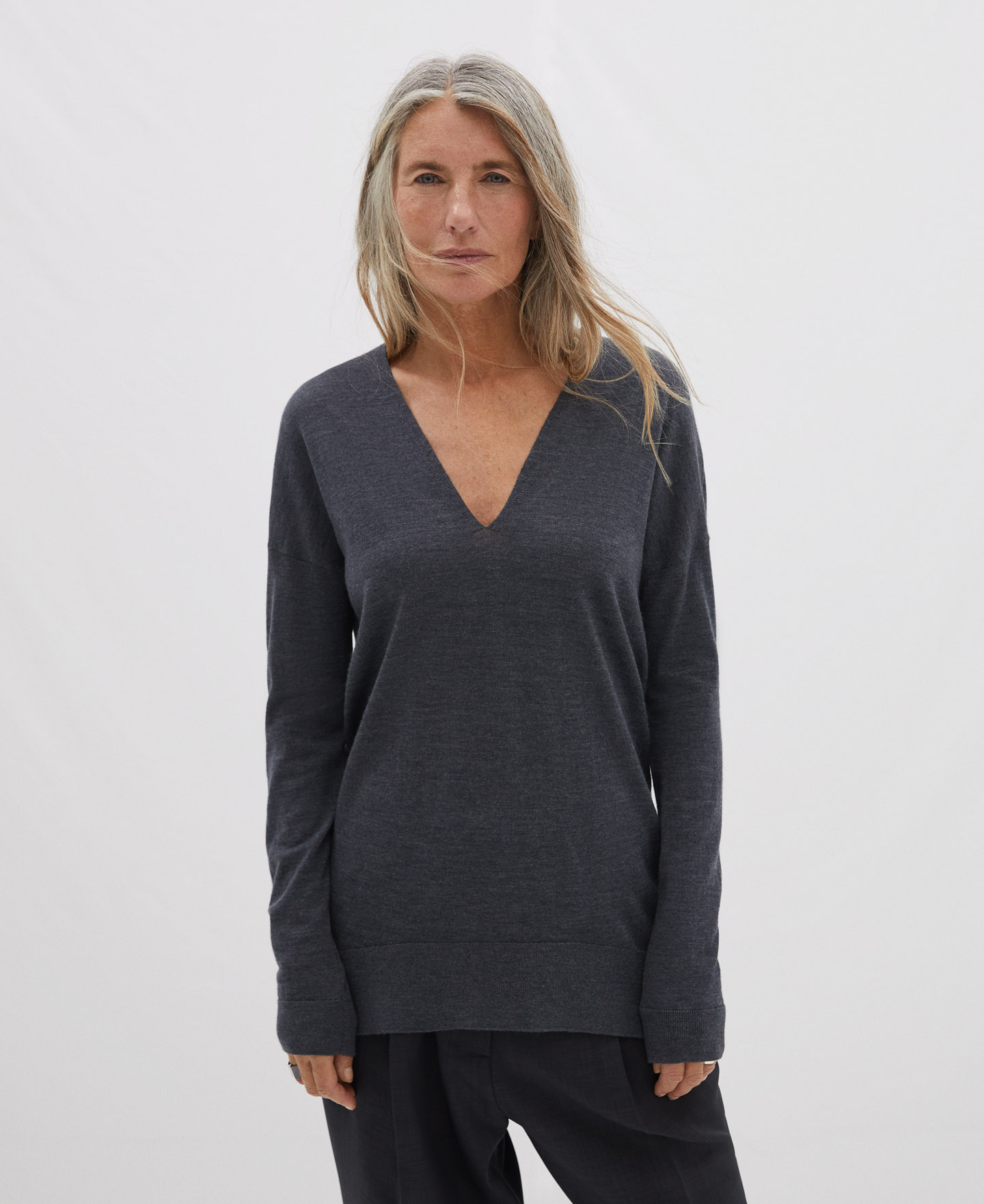Jersey cuello pico en lana merino image number 0