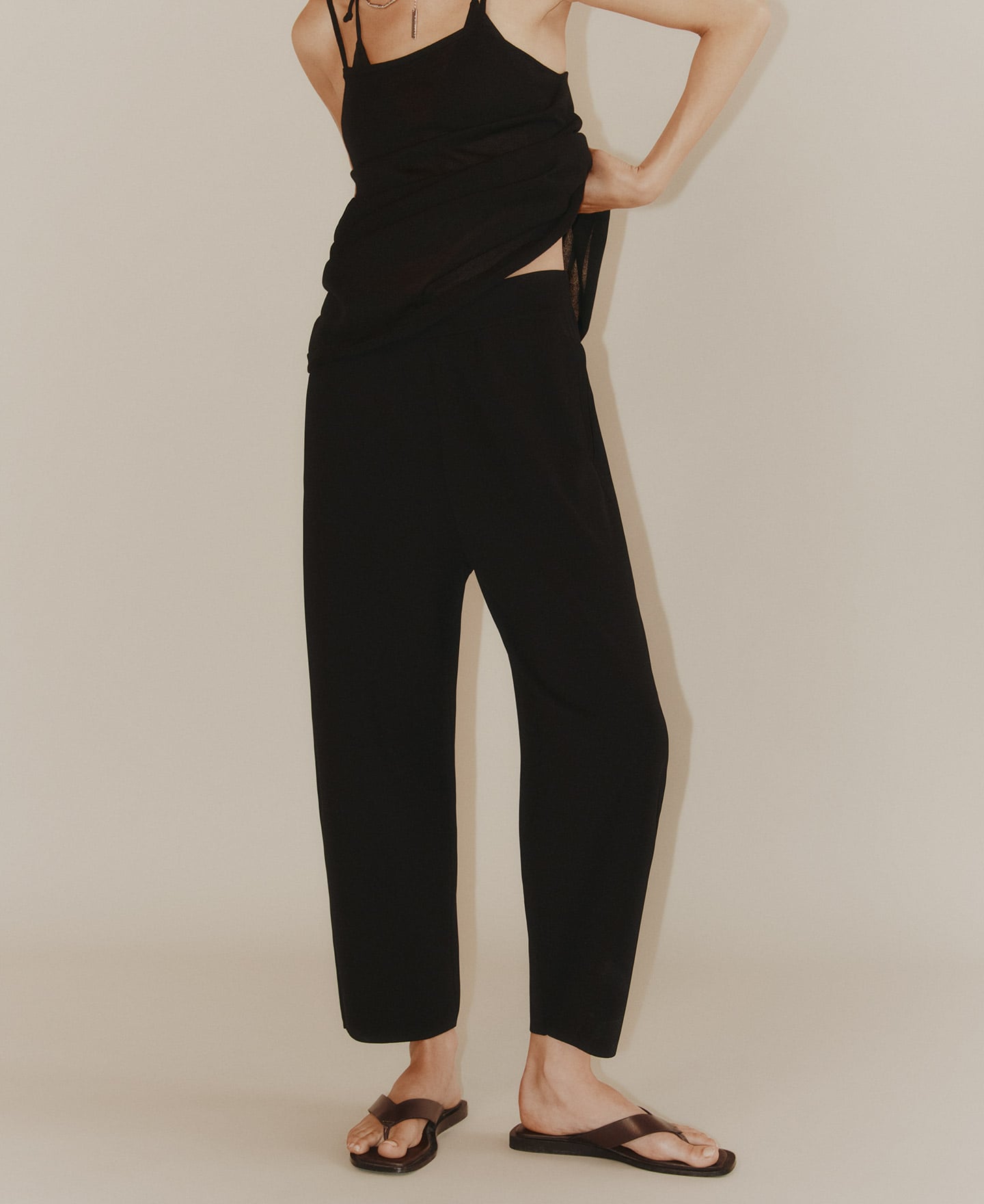 Knit barrel fit trousers image number 5