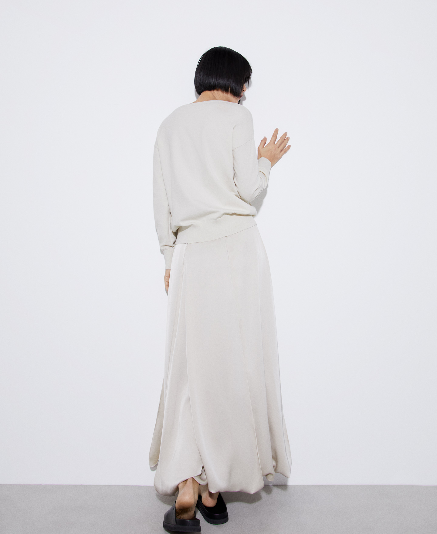 V-neckline viscose knit sweater image number 2
