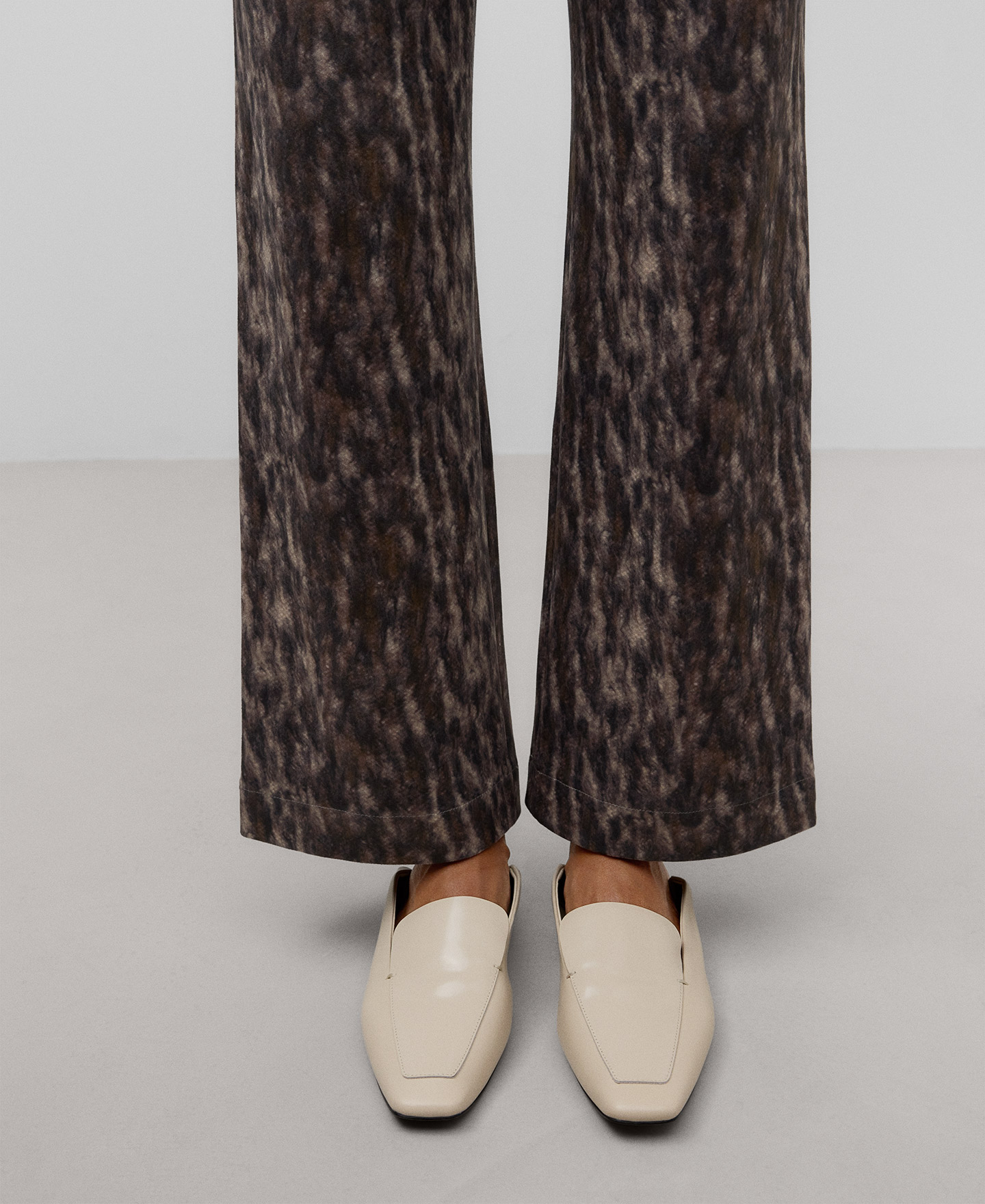 Animal print faux suede trousers woman image number 3