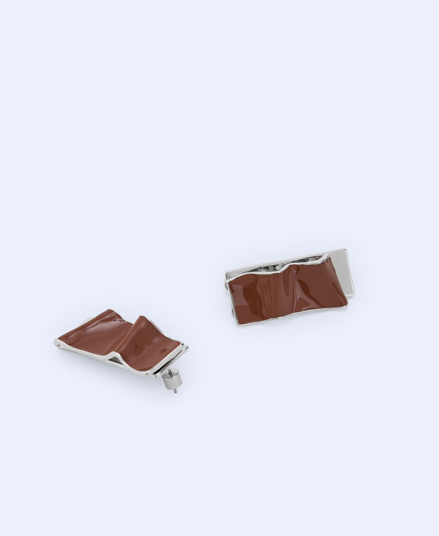Lacquered Pliegue motif earring image number 1