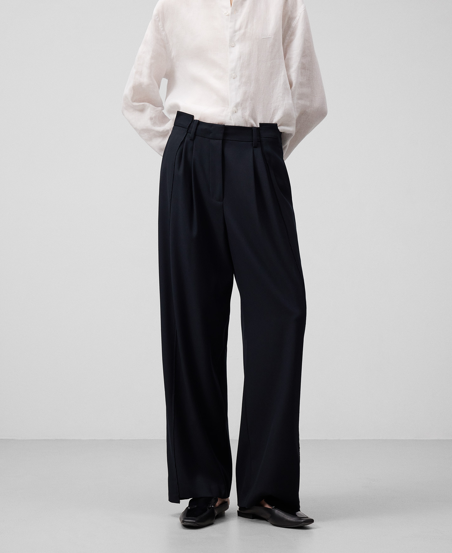 Pantalón pinzas asimétrico mujer image number 0
