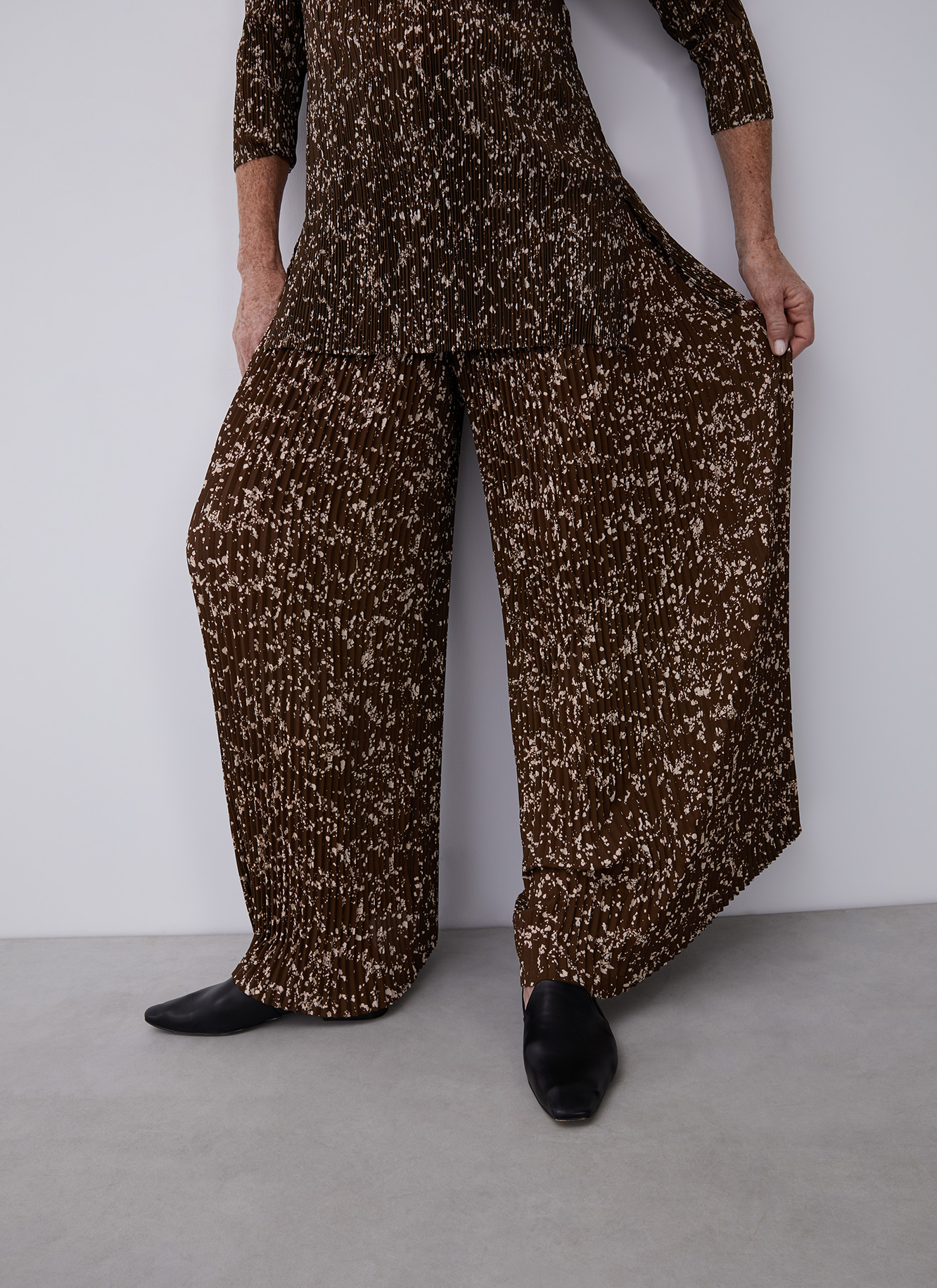 Pantalón de crinckle y estampado autor image number 4