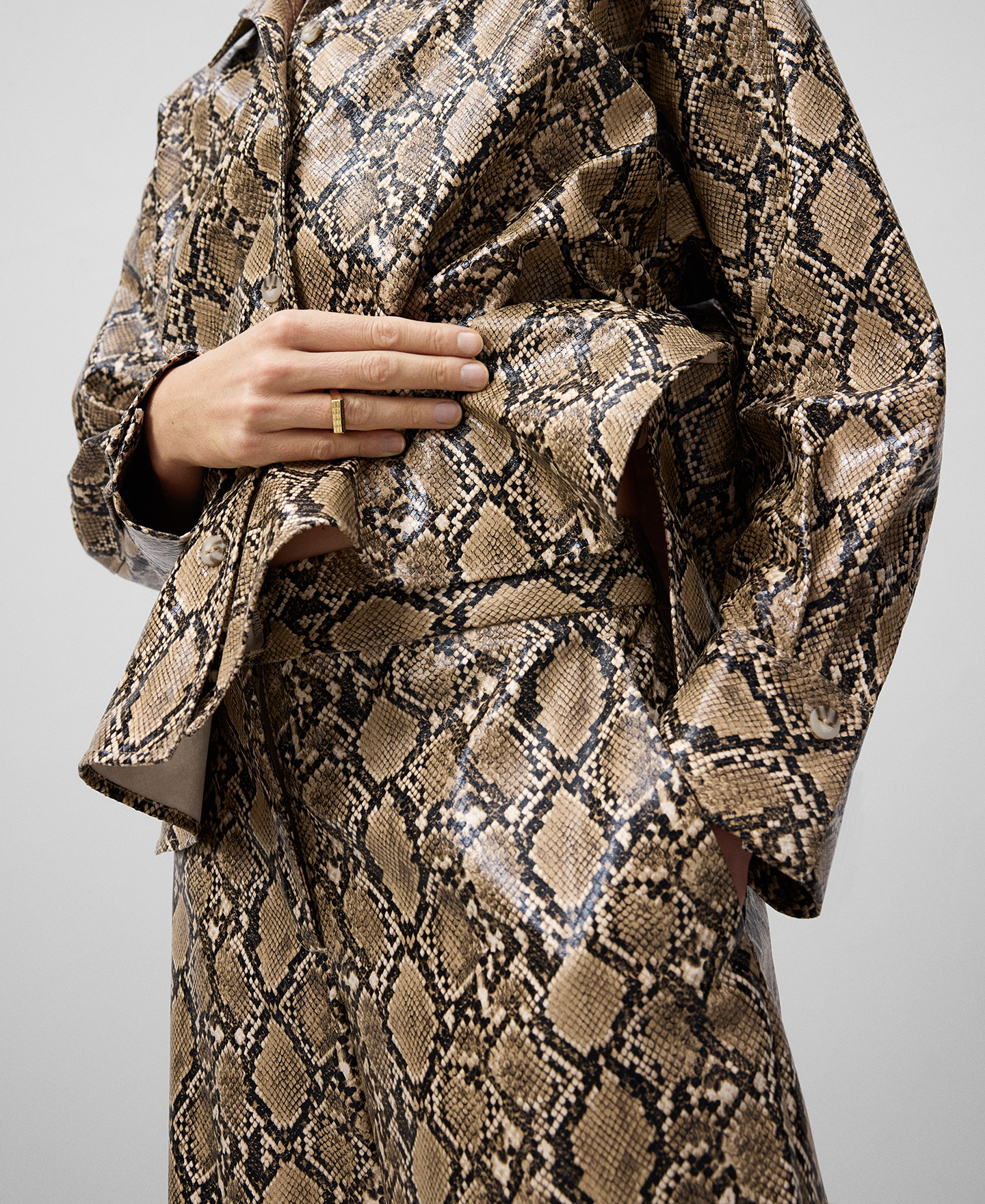 Sobrecamisa animal print mujer image number 3