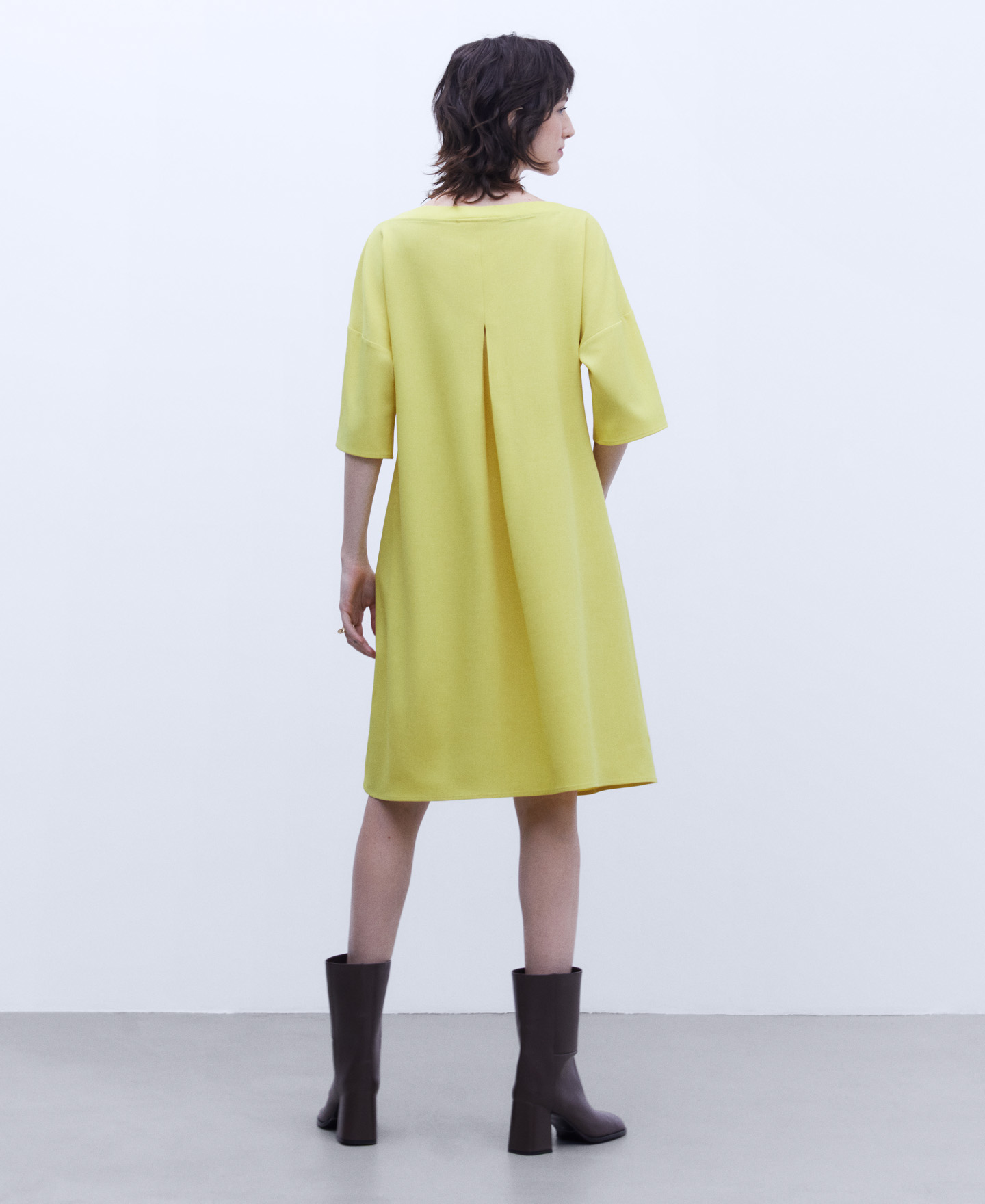 Vestido corto evasé image number 2