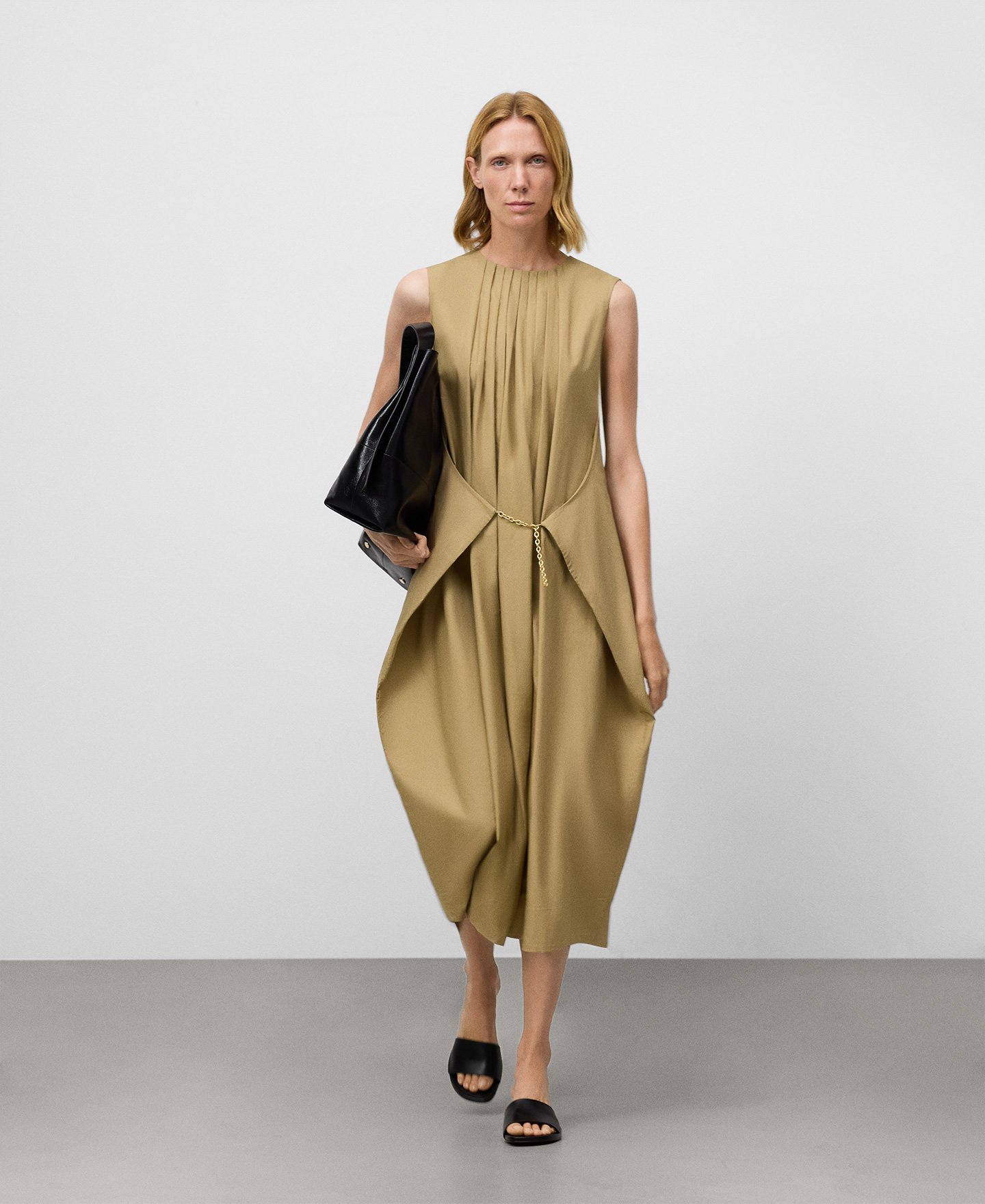 Pleated dress with chain detail woman image number 4