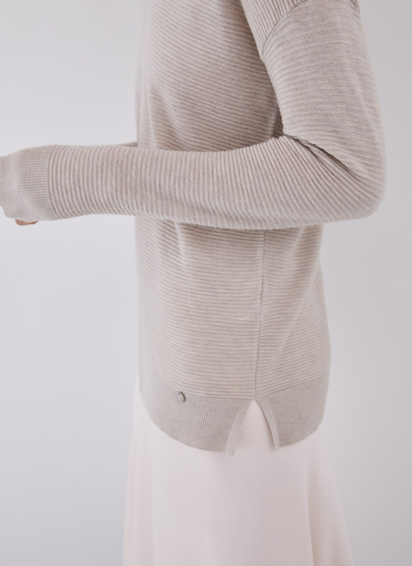 Jersey escote pico en lana merino image number 2
