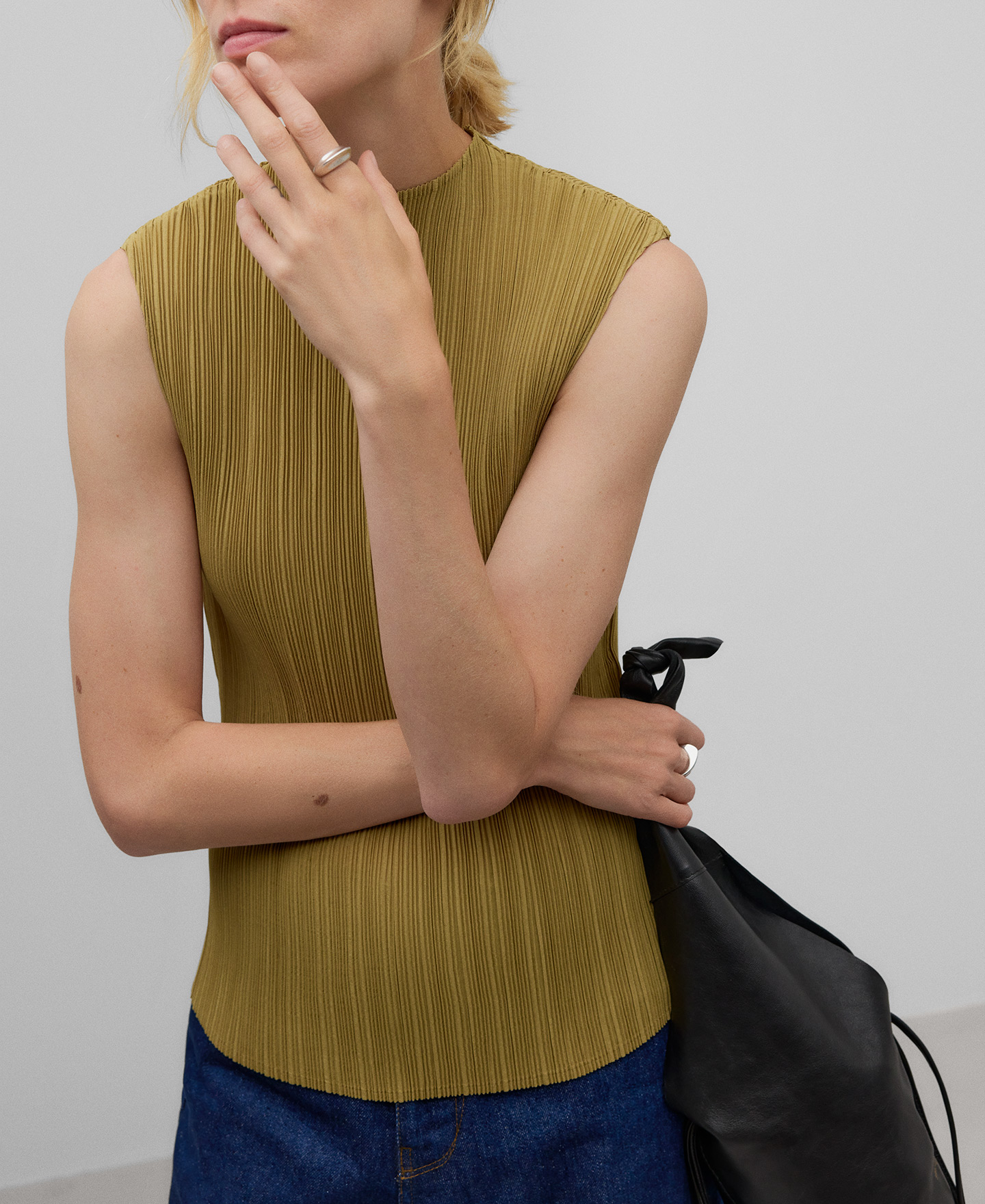 Sleeveless crinkle top woman image number 4