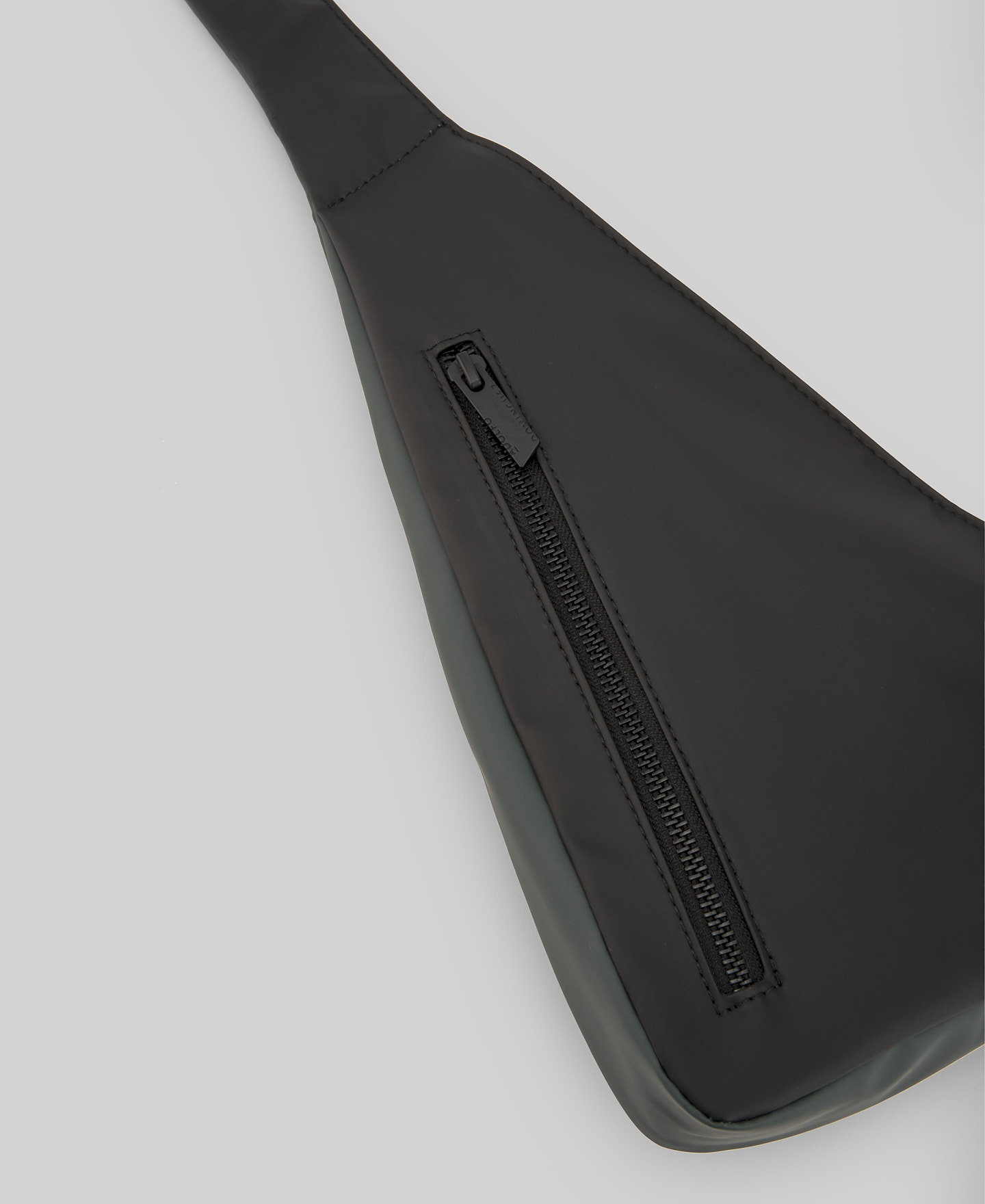 Recycled polyester crossbody man image number 3