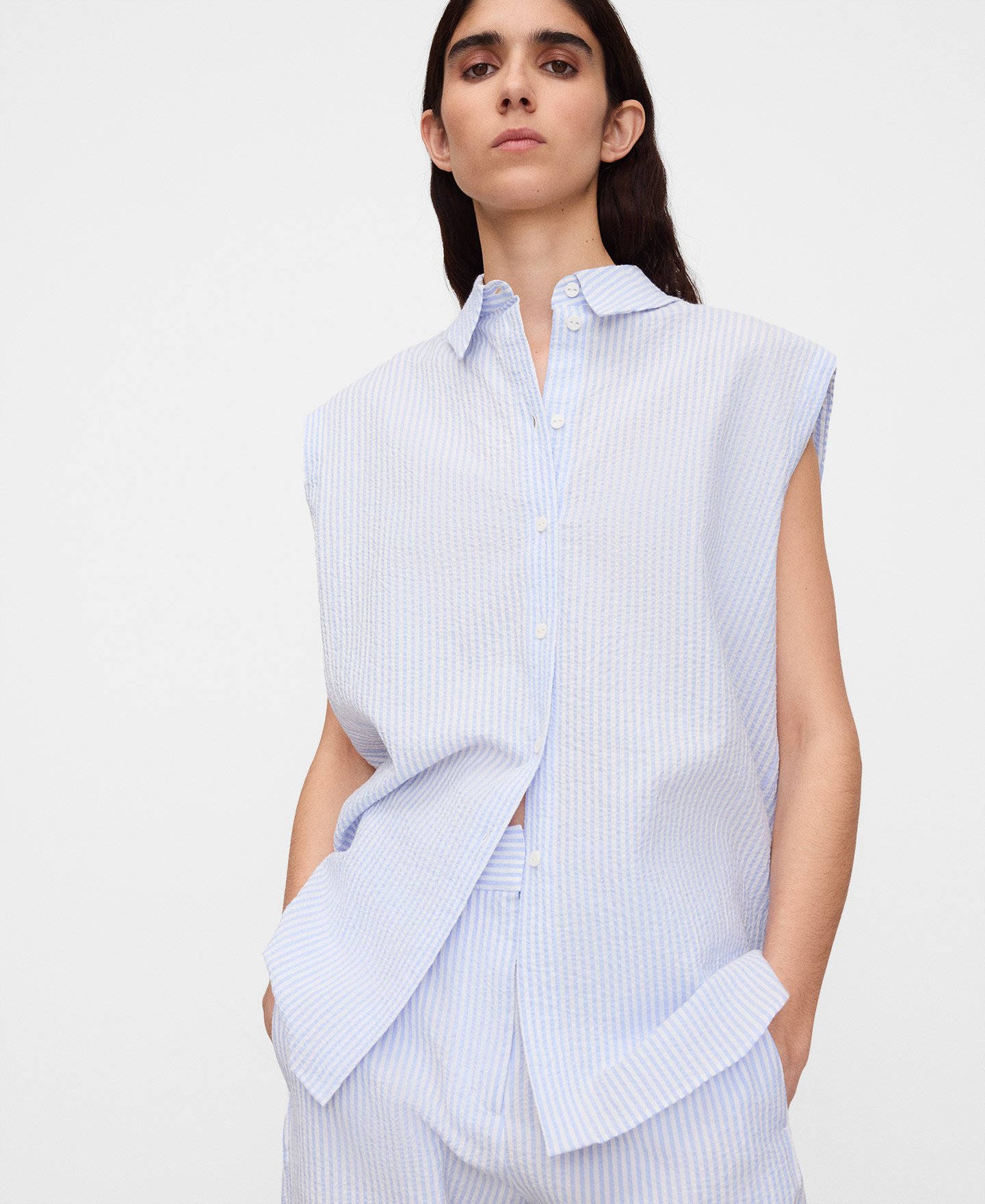 Pantal&oacute;n barrel fit rayas seersucker image number 3