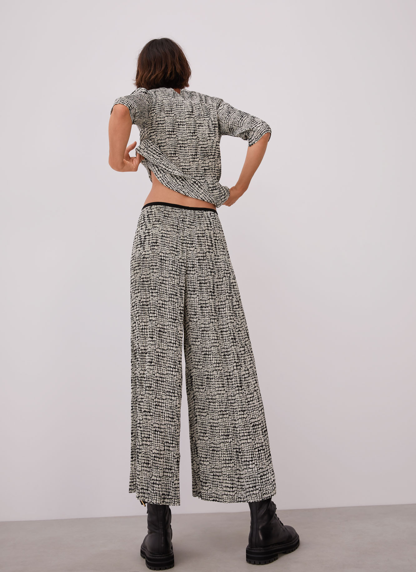 Crinkle trousers with signature print image number 1