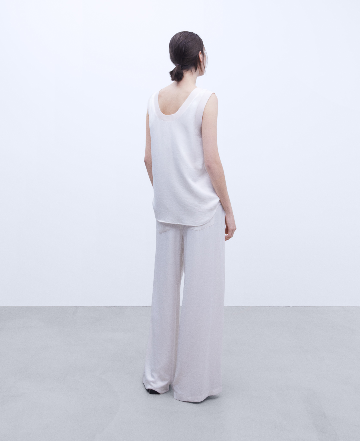 Round collar t-shirt image number 2