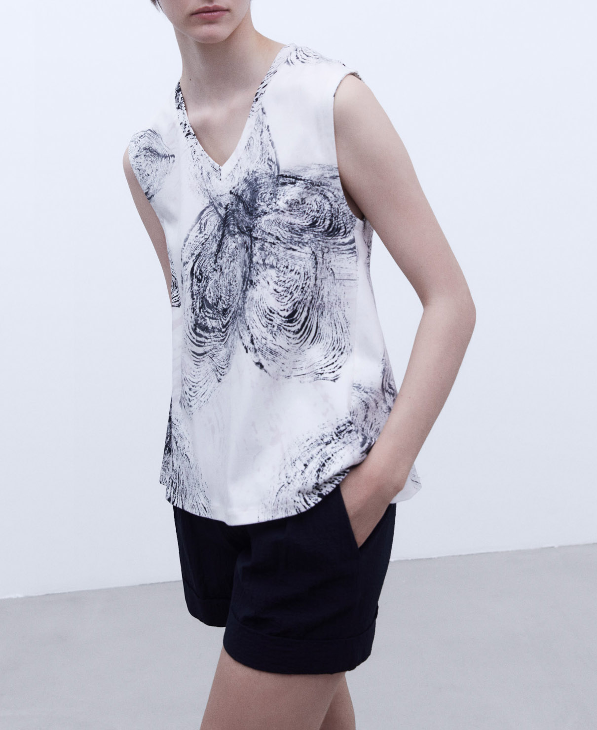 Sleeveless V-neck blouse image number 0