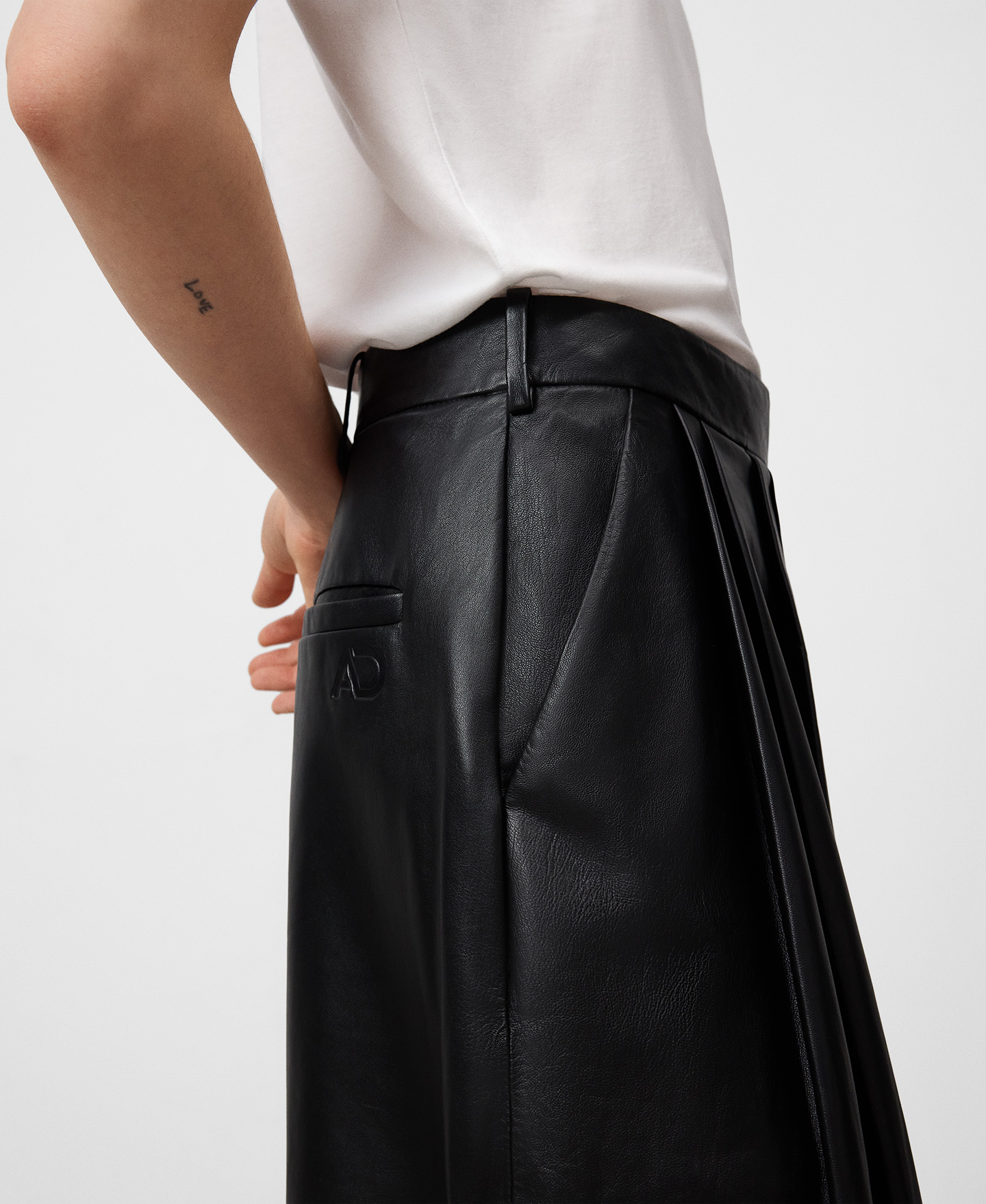 Pantalón pinzas piel mujer image number 3
