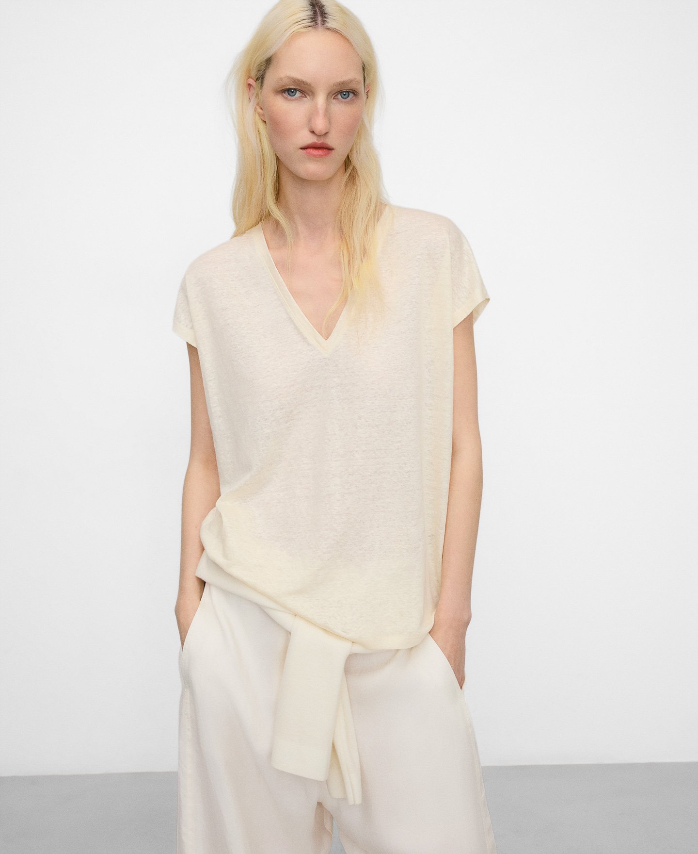 Gerades T-Shirt mit V-Ausschnitt aus europ&auml;ischem Leinen image number 0