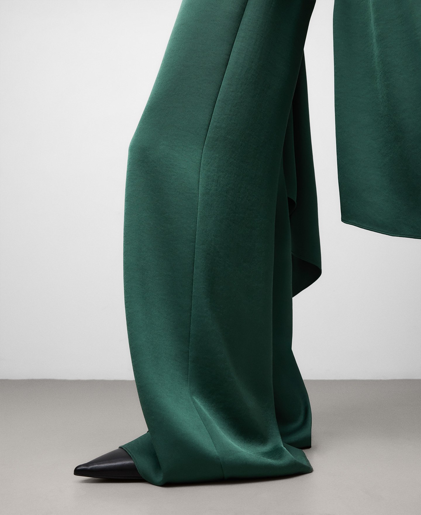 Pantalón satinado pierna ancha mujer image number 3